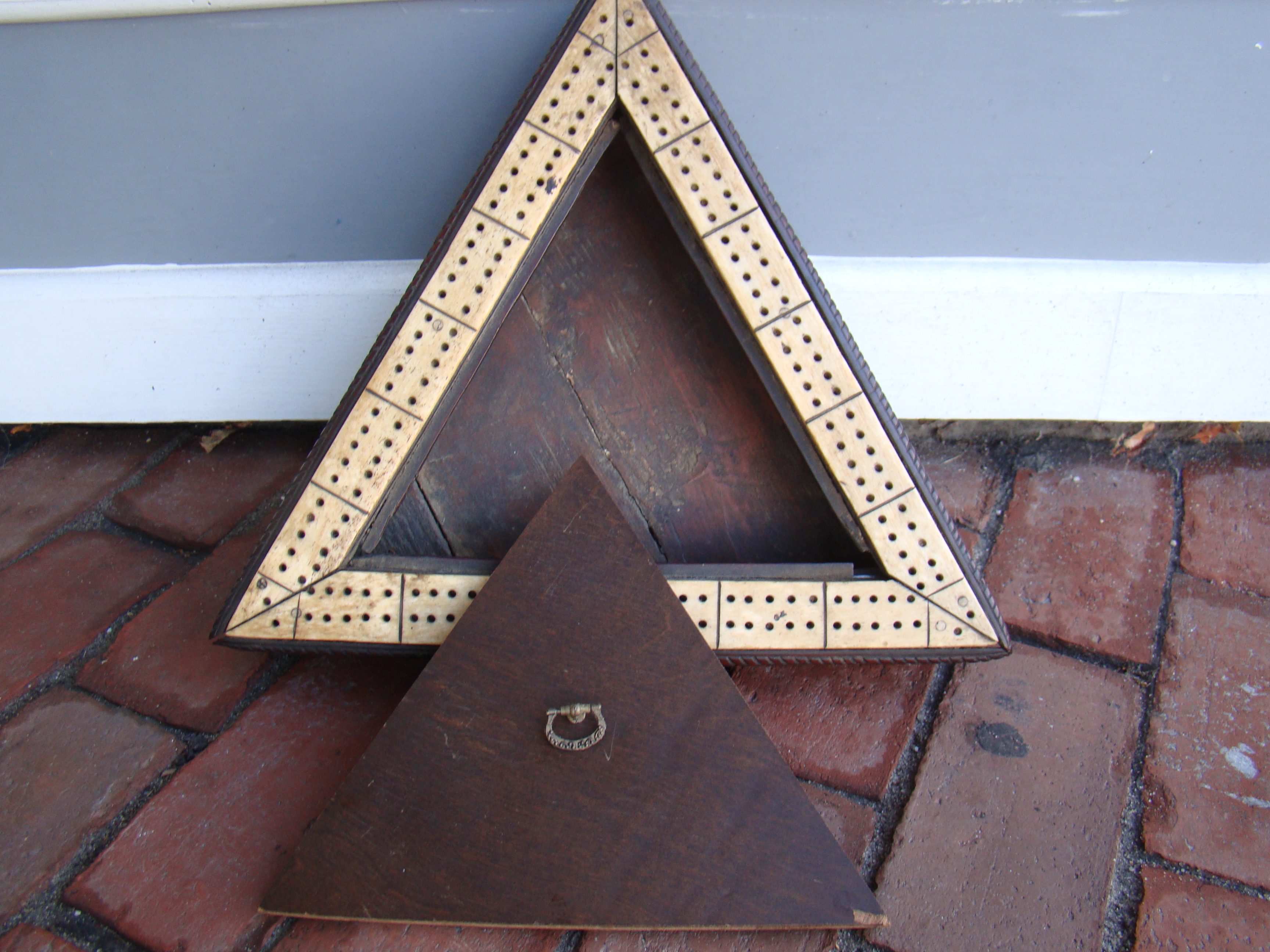 A rare sailor-made triangular whalebone cribbage board mounted on a mahogany base with rope twist border made circa 1830-1850 — image 3