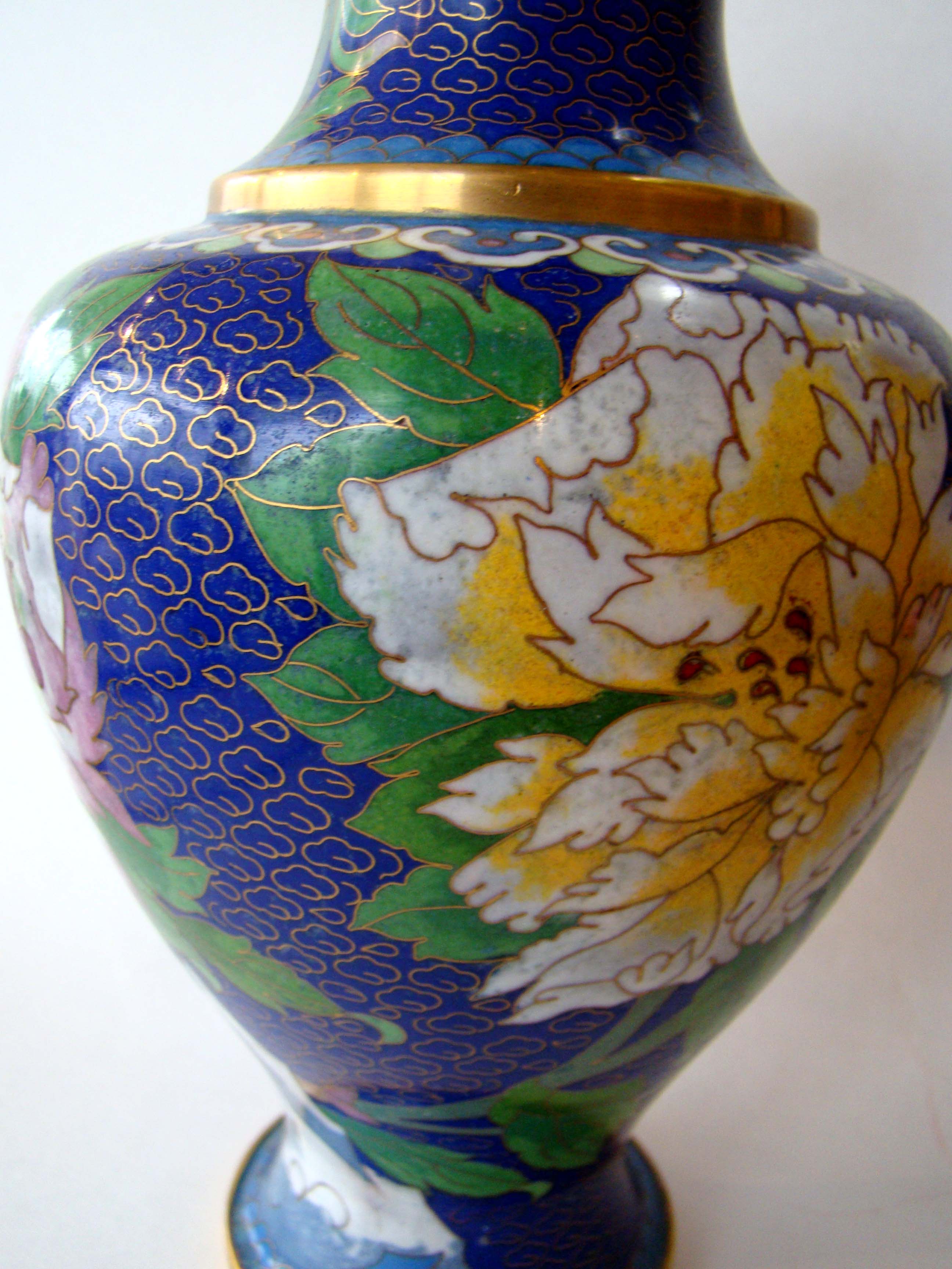 A fabulous pair of Cloisonné vases circa 1900 — image 4