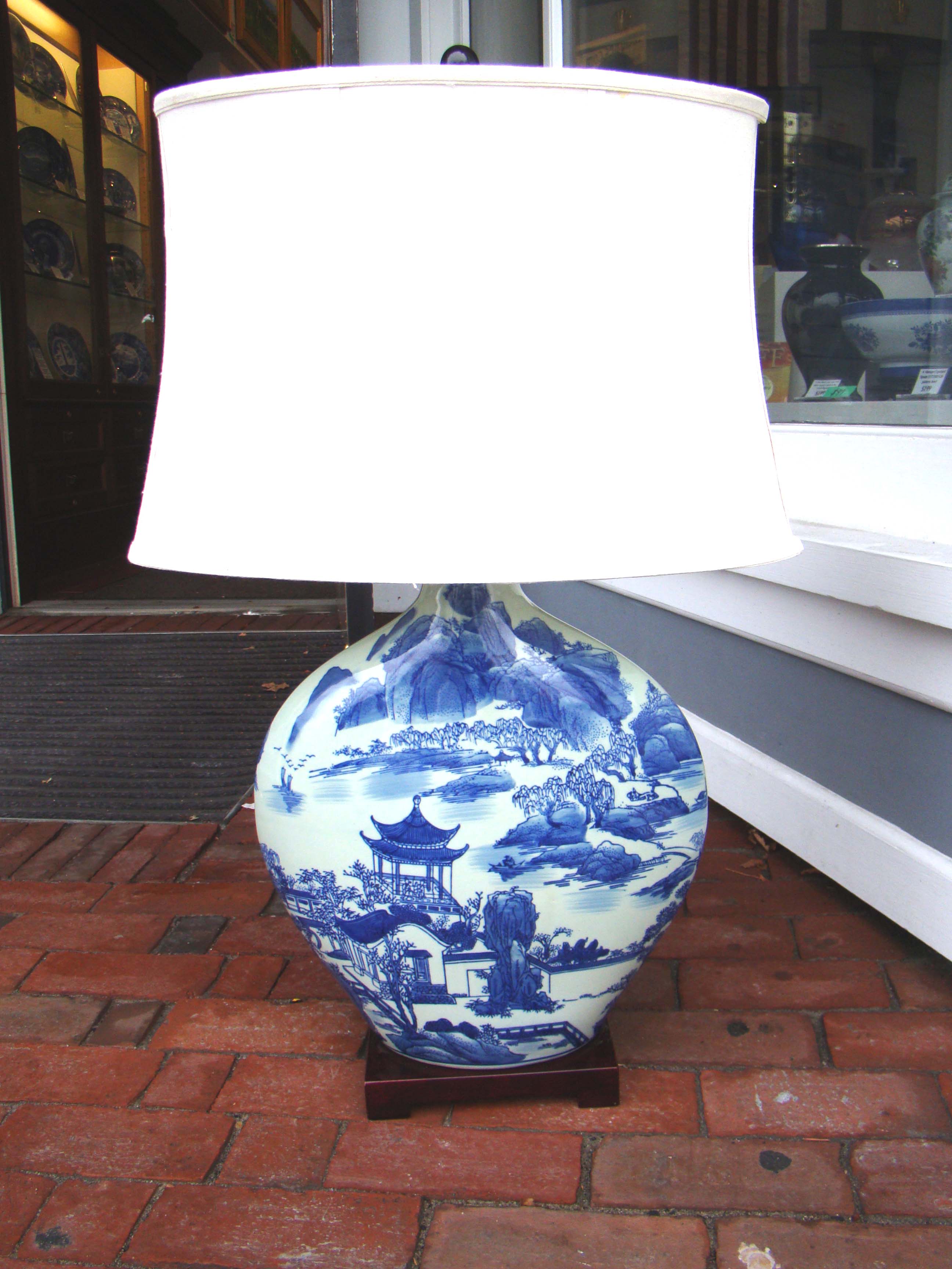 A fabulous Chinese Imperial Flask form lamp — image 2