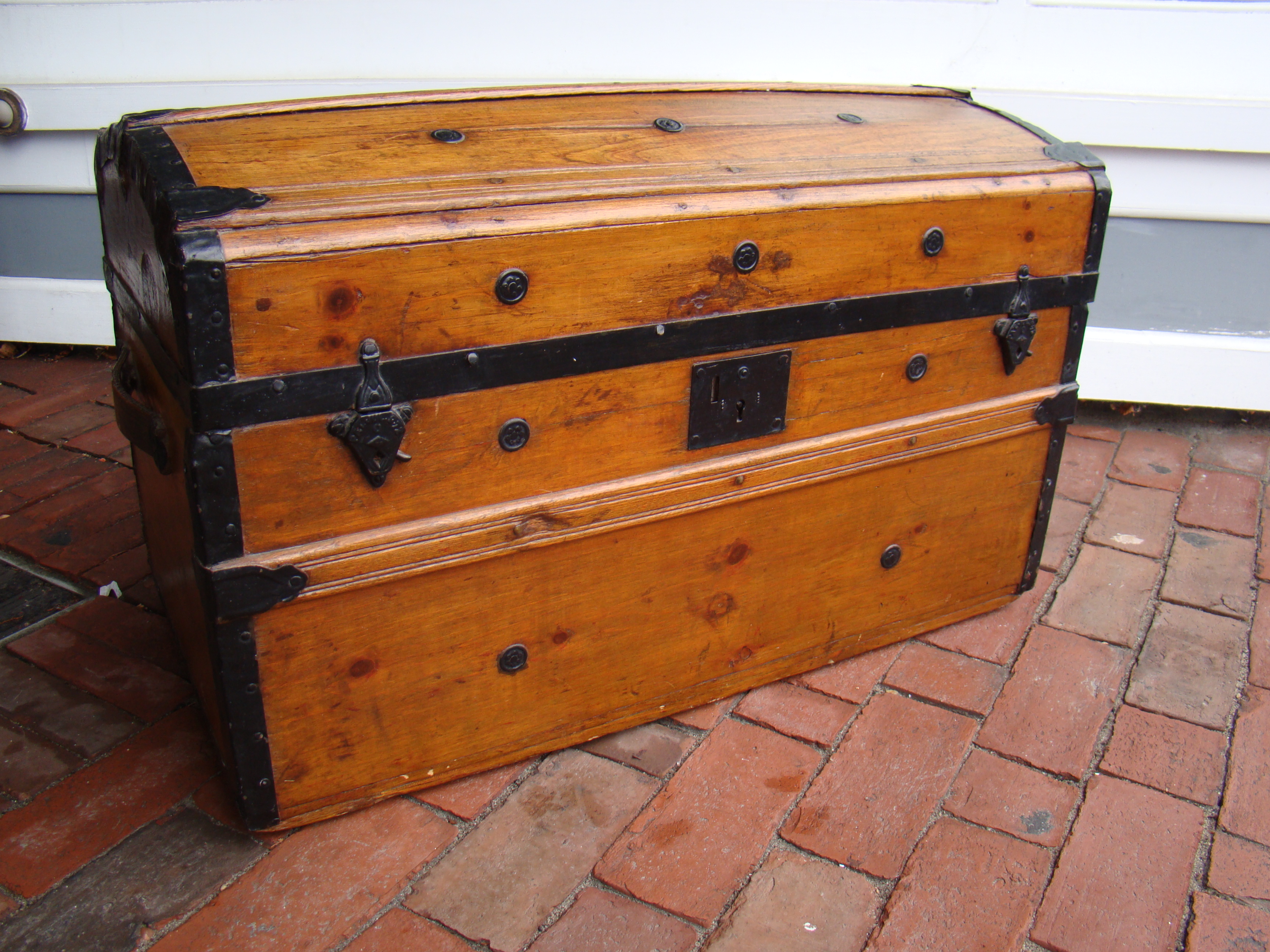 A good 19th century dome top traveling trunk circa 1875 — image 2