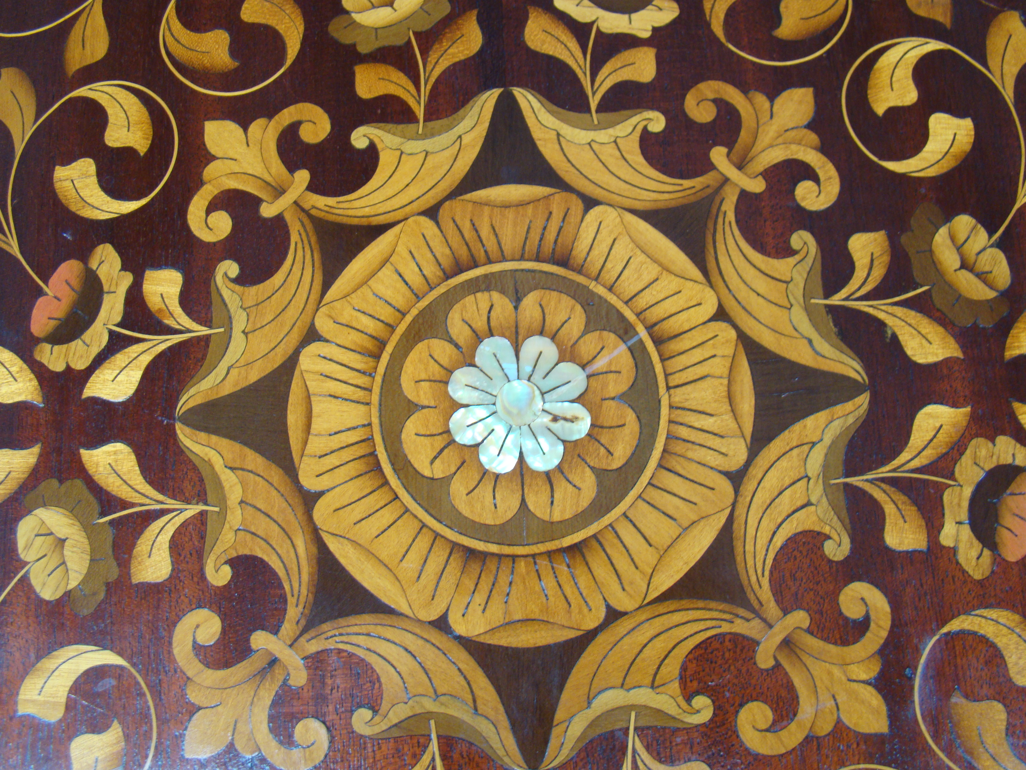 A wonderful 19th century American Queen Anne style tilt-top tea table with fabulous marquetry inlay  — image 6