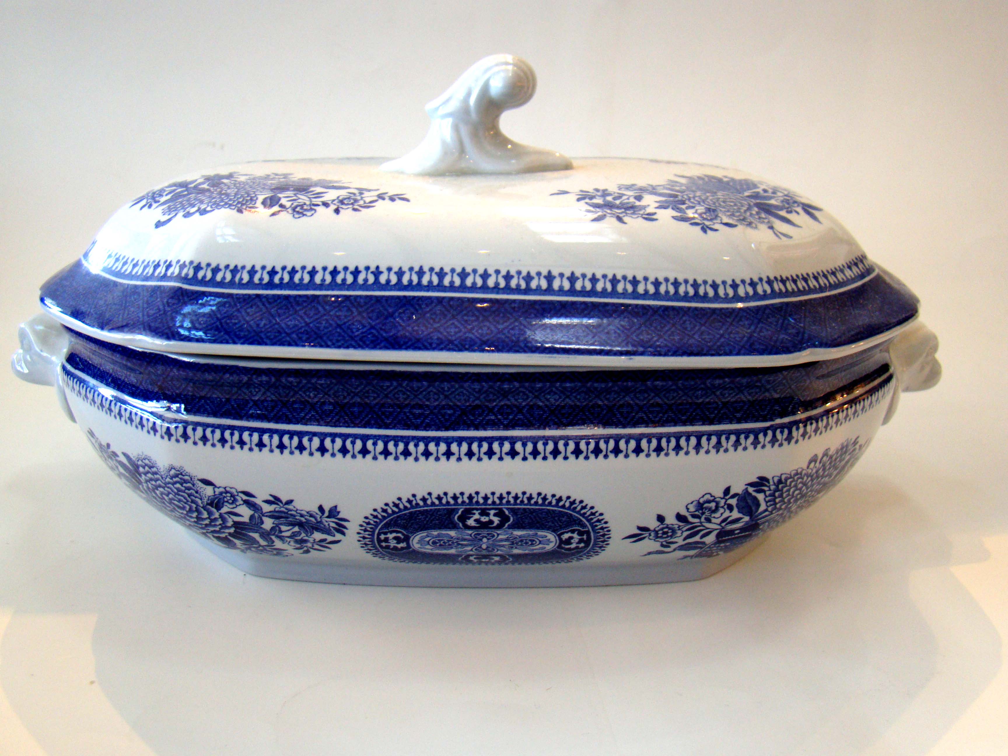 A fine vintage Copeland Spode Fitzhugh covered tureen