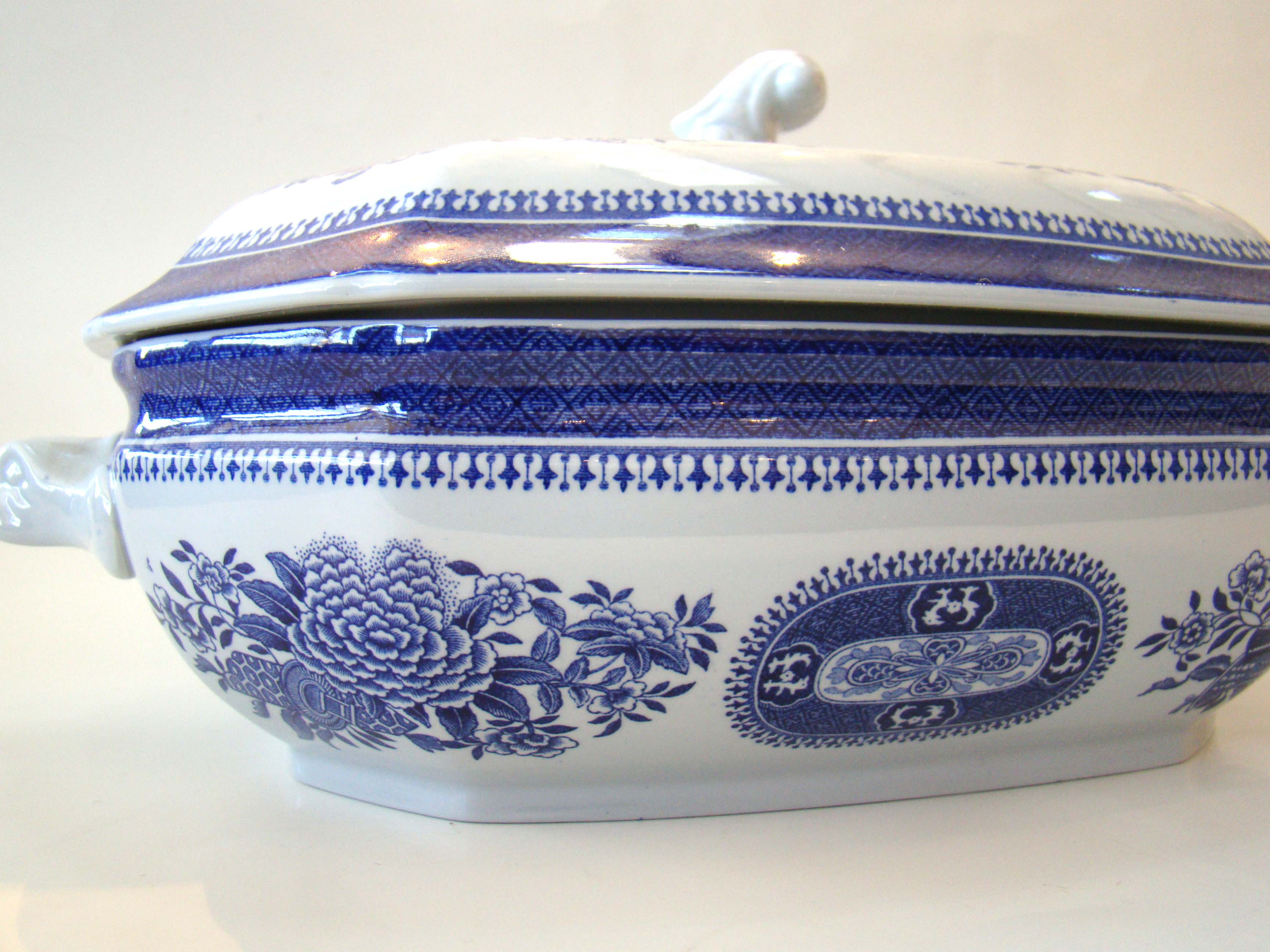 A fine vintage Copeland Spode Fitzhugh covered tureen — image 2