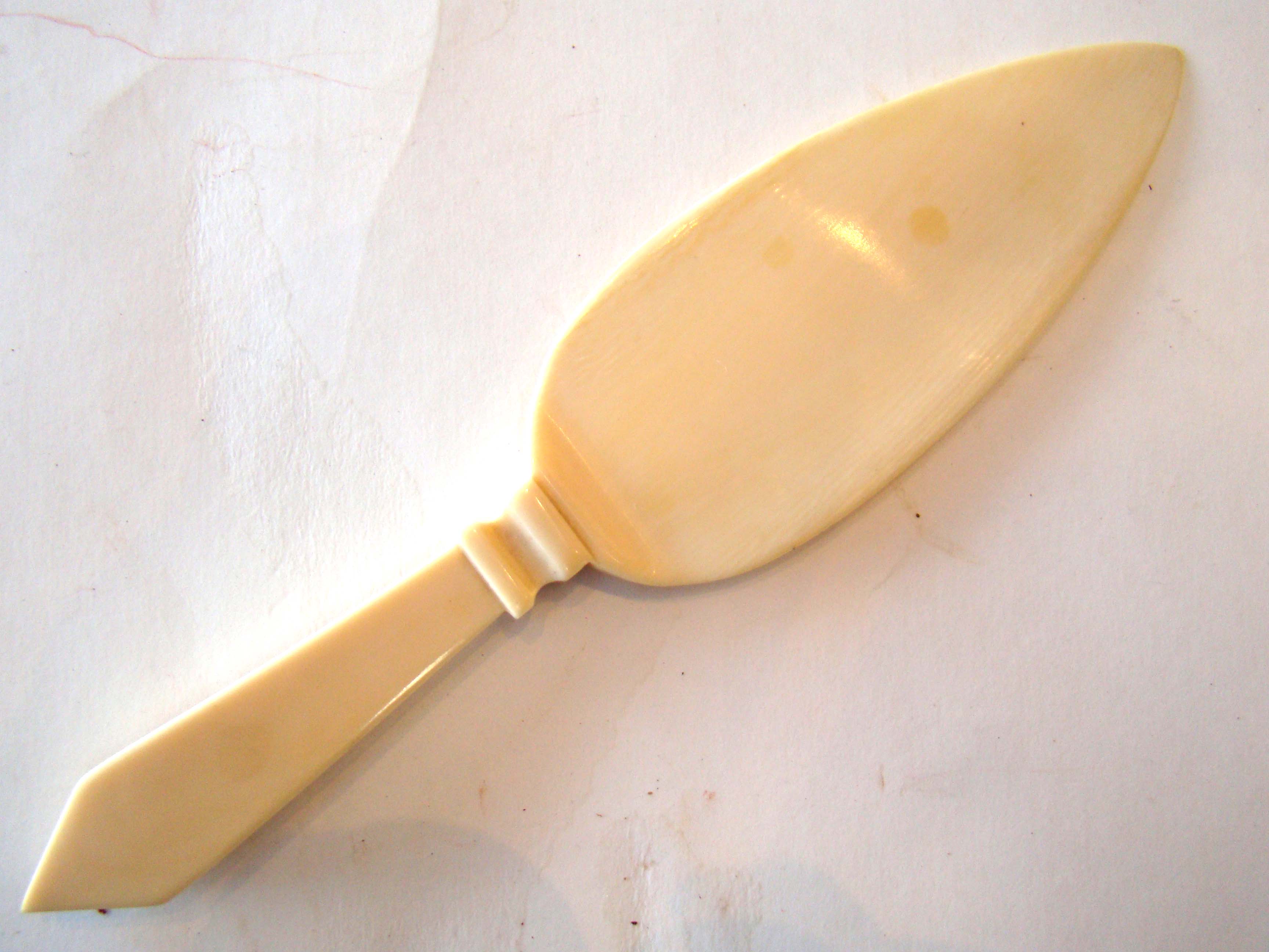 A rare 19th century whalebone pie lift