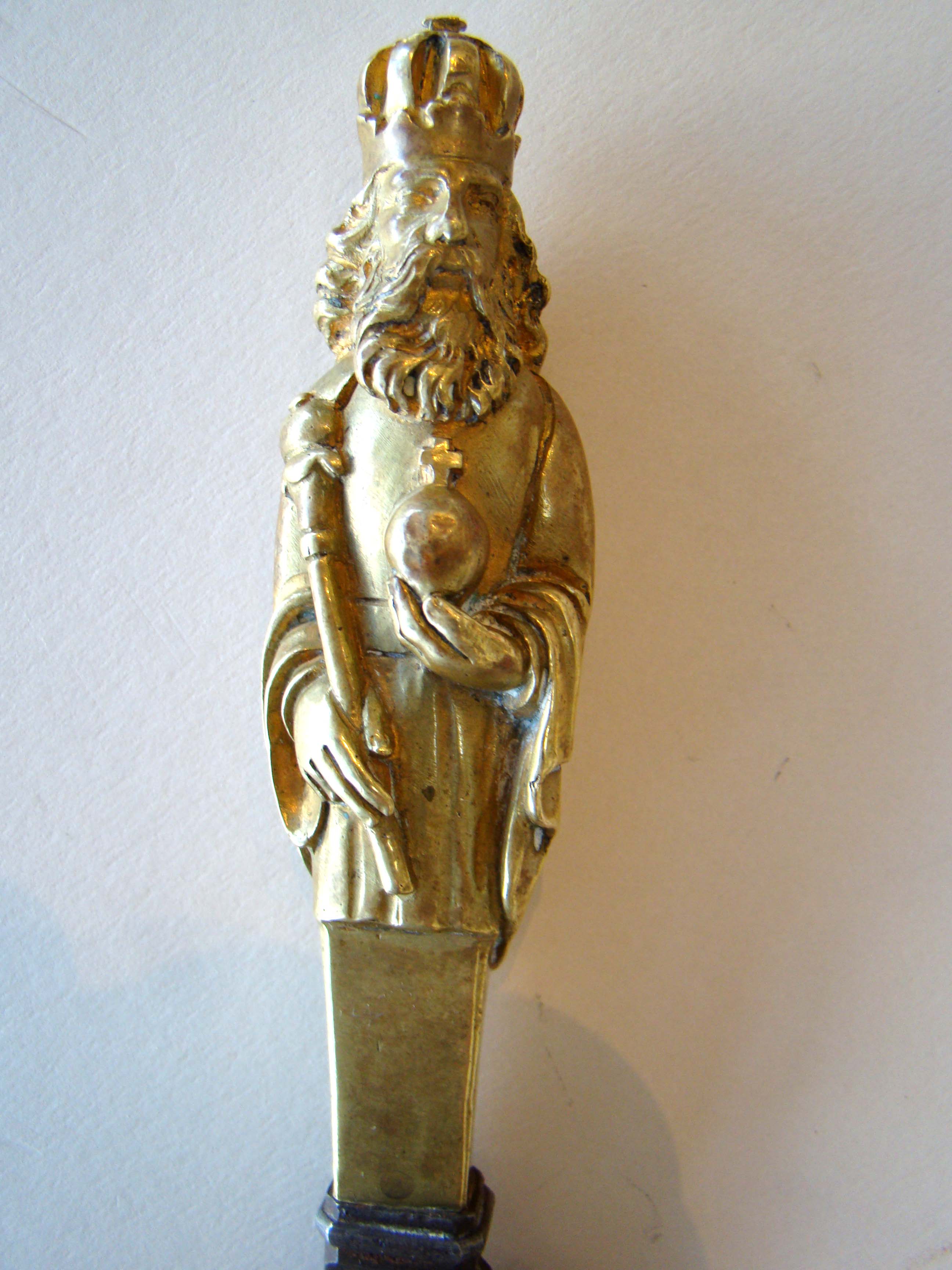 A RARE ceremonial knife, possibly 17th century, having a brass handle featuring a King holding his orb and sceptre — image 2