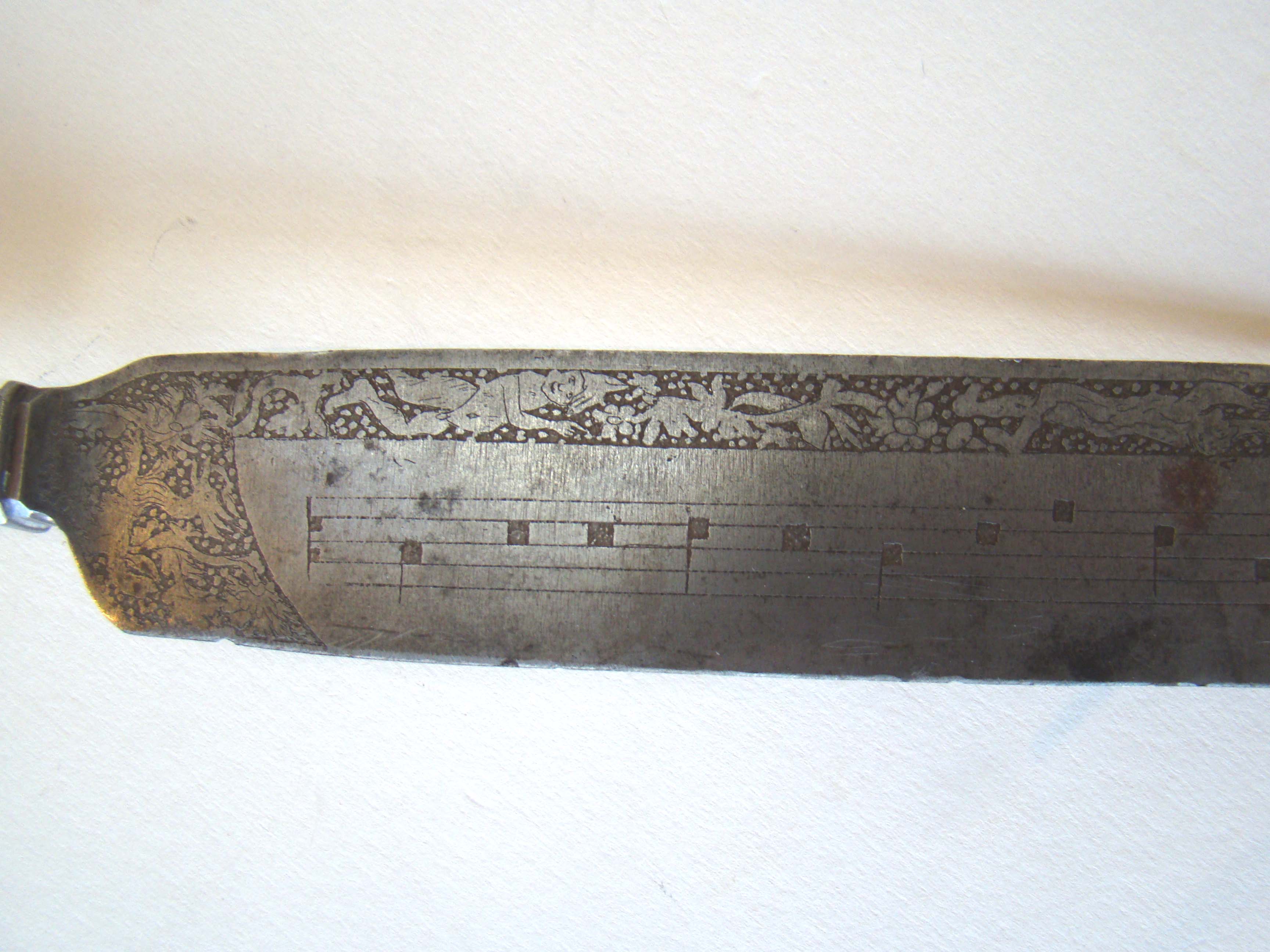 A RARE ceremonial knife, possibly 17th century, having a brass handle featuring a King holding his orb and sceptre — image 4