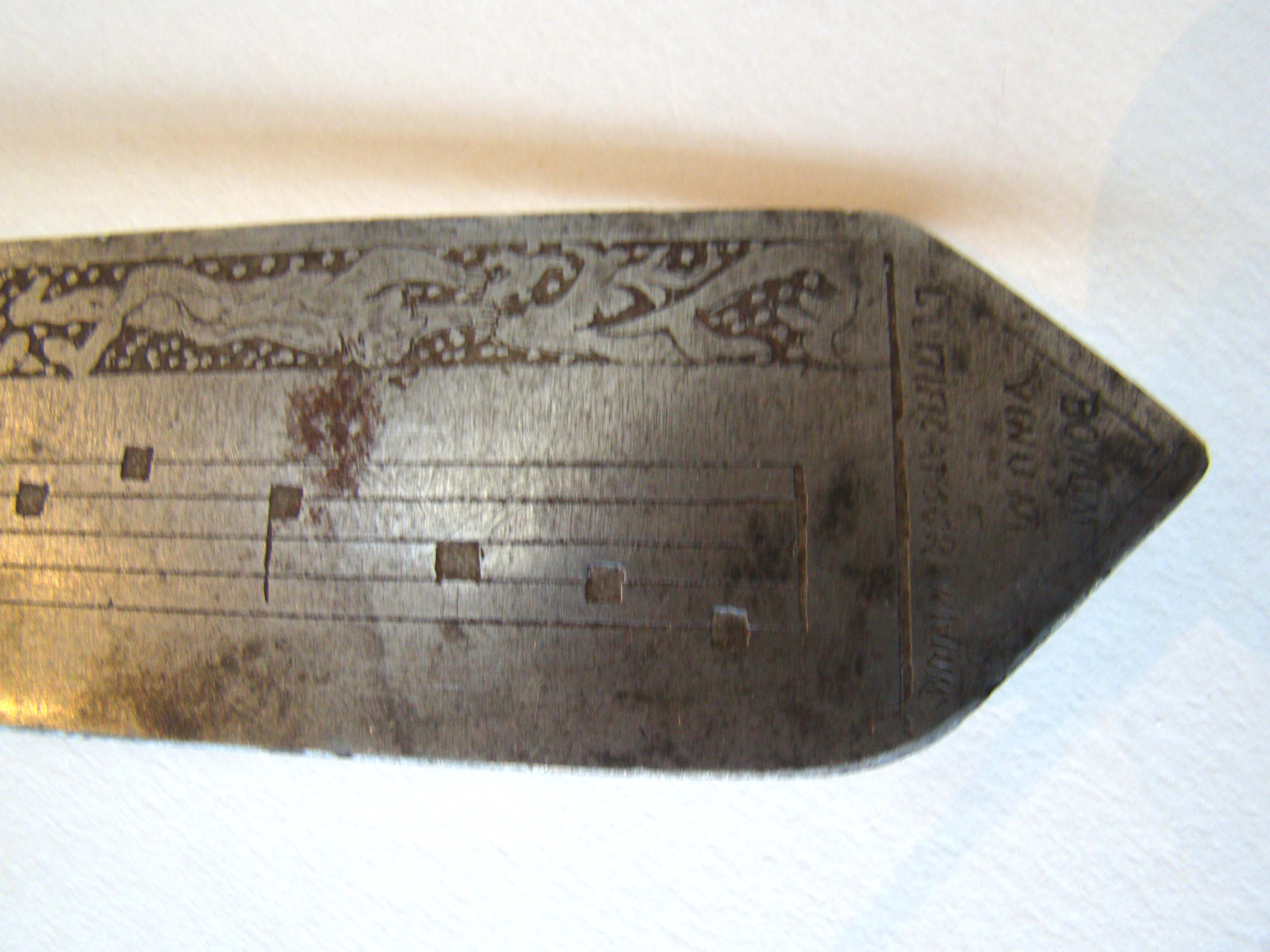 A RARE ceremonial knife, possibly 17th century, having a brass handle featuring a King holding his orb and sceptre — image 5