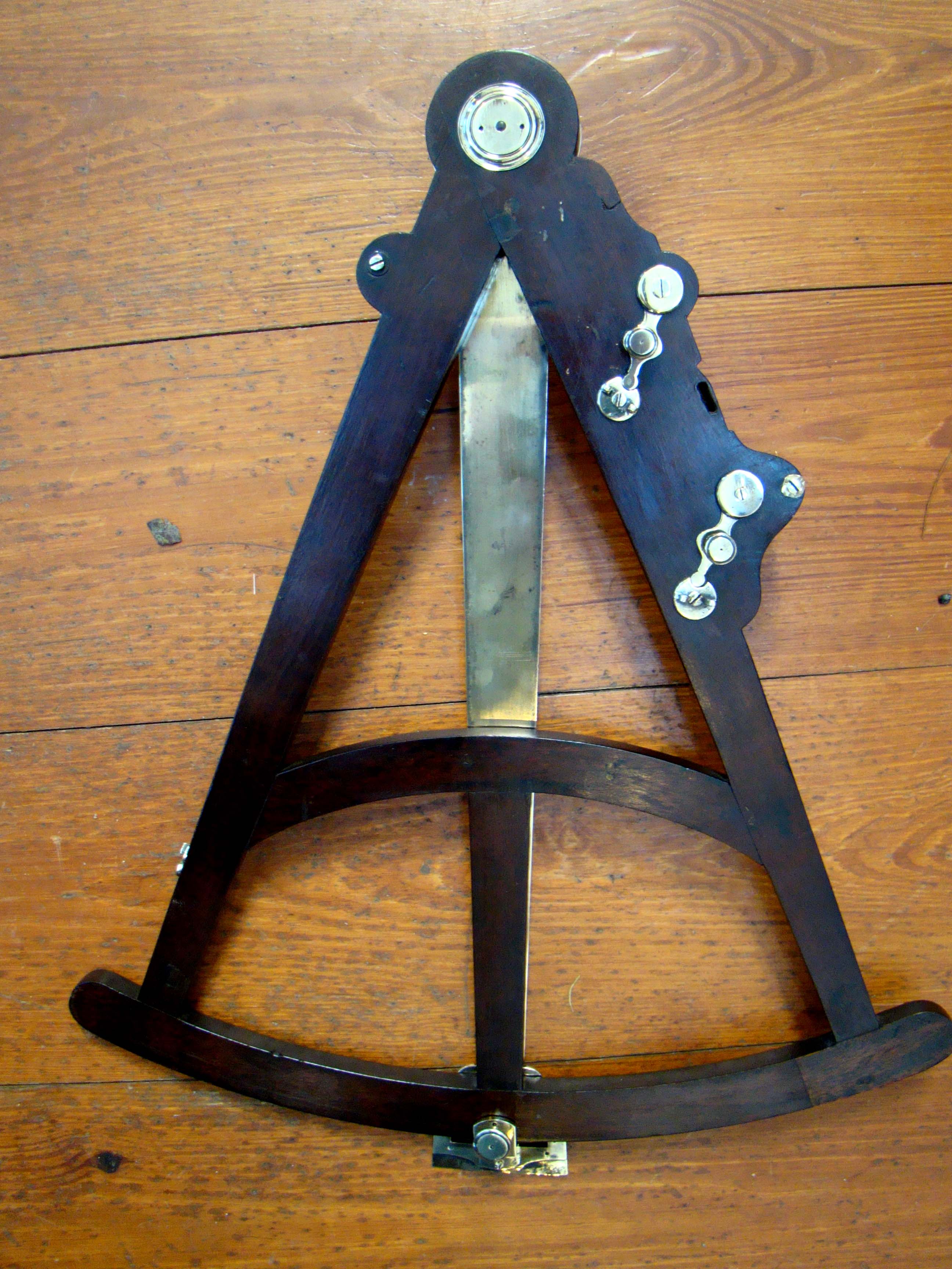 A fine and RARE Mariner's Octant made in London between 1751-1771 by Thomas Heath & Tycho Wing — image 2