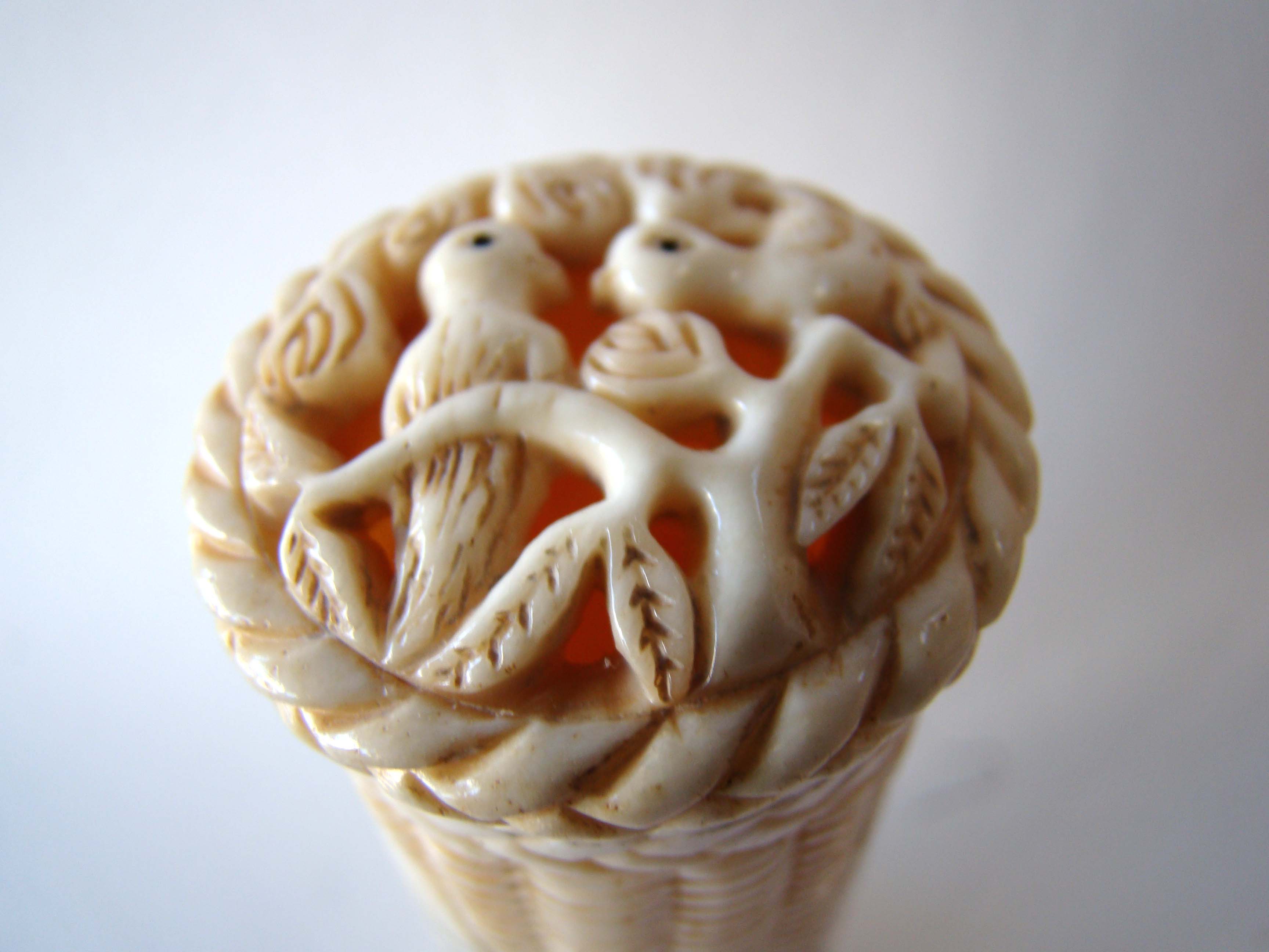 An attractive basket weave bone cylindrical container with whaling scenes and love birds on the lid. 20th century — image 3
