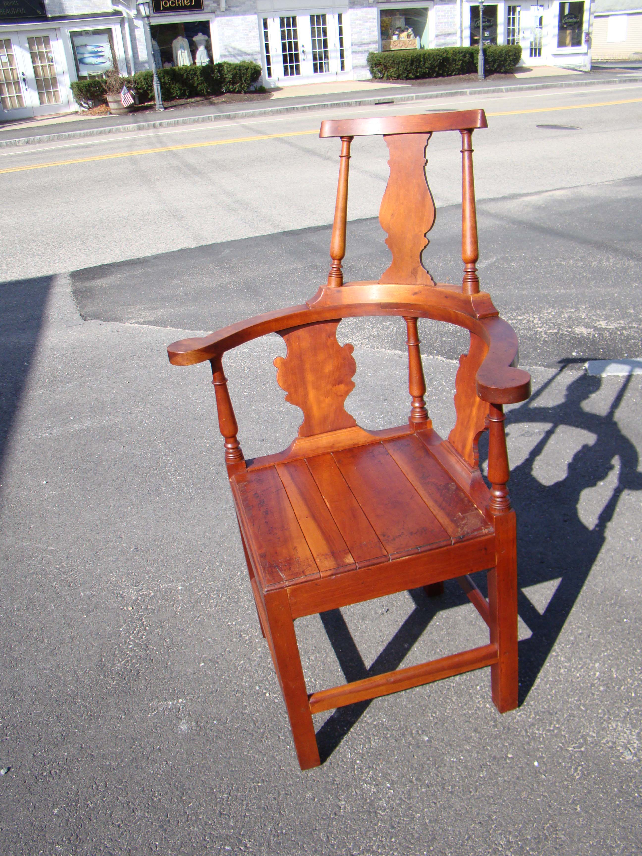 A beautiful 19th century cherry wood Queen Anne style comb-back corner chair — image 3