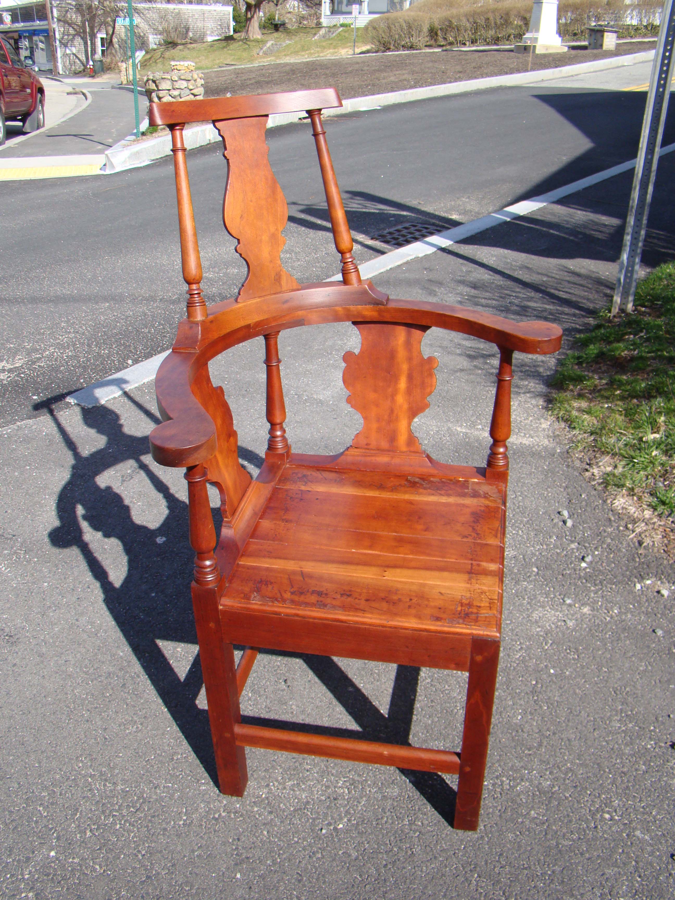 A beautiful 19th century cherry wood Queen Anne style comb-back corner chair — image 2