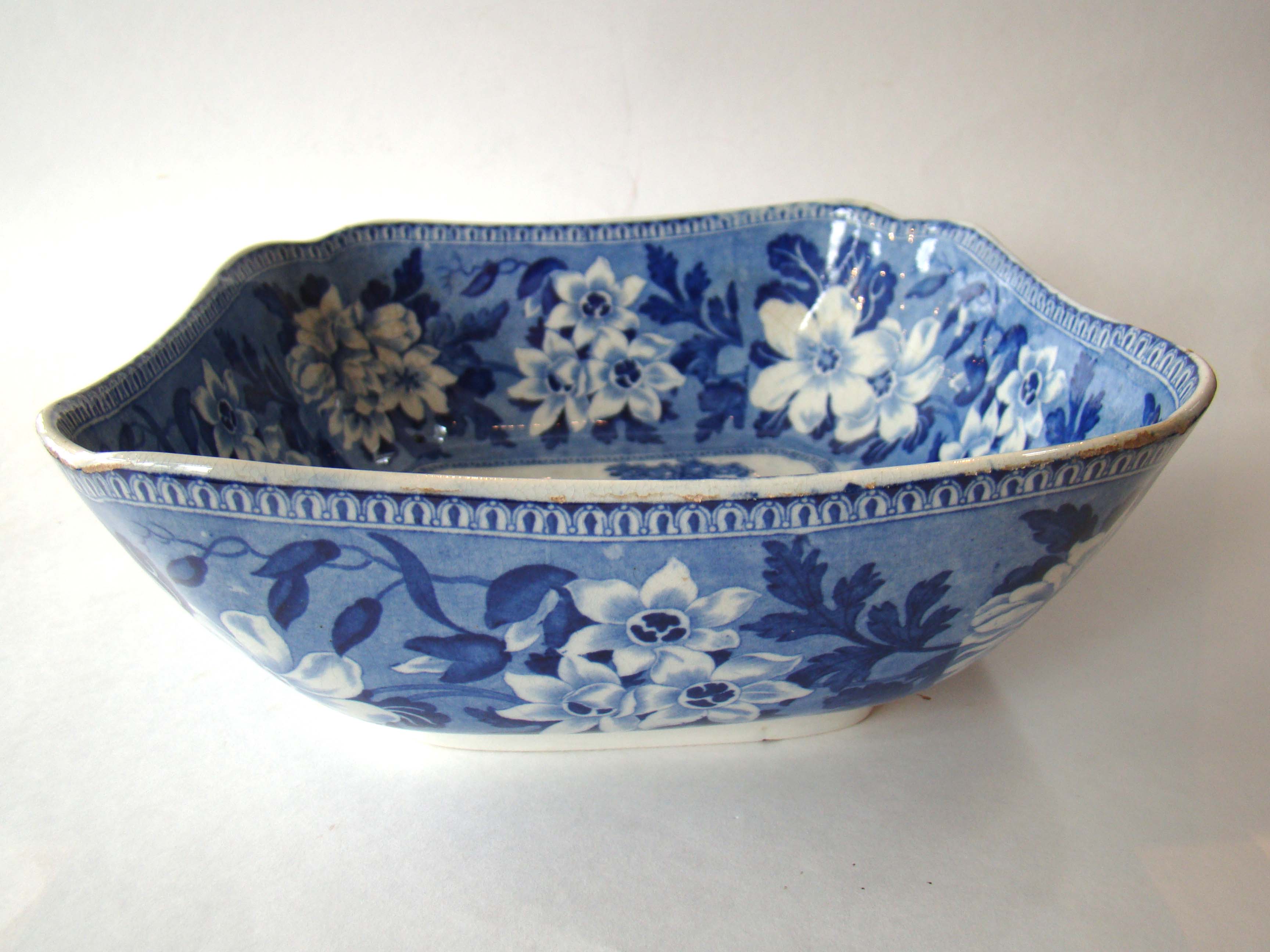 A rare set of two covered tureens and a matching serving bowl in the 'elephant' pattern made circa 1815 — image 2