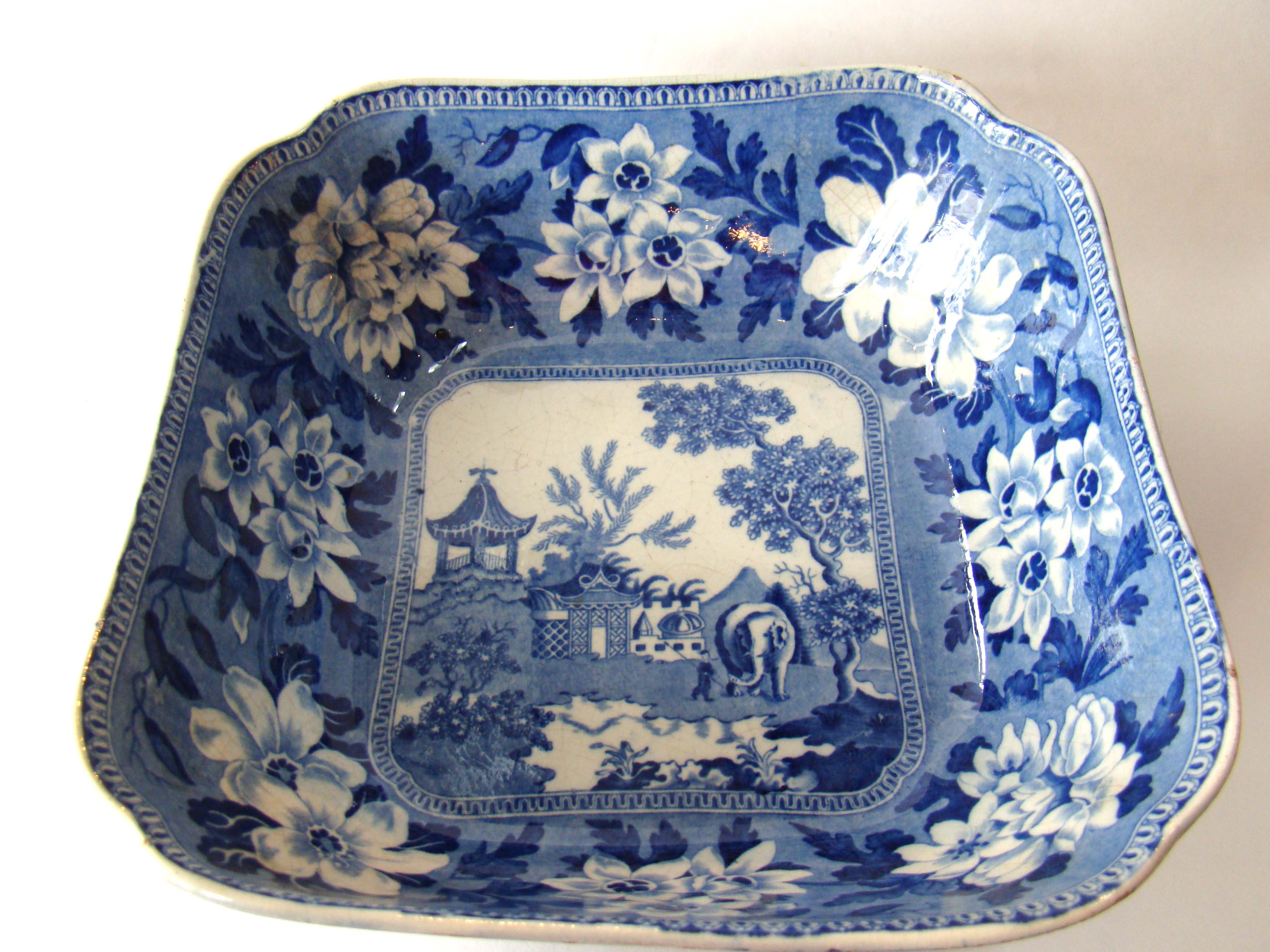 A rare set of two covered tureens and a matching serving bowl in the 'elephant' pattern made circa 1815 — image 3