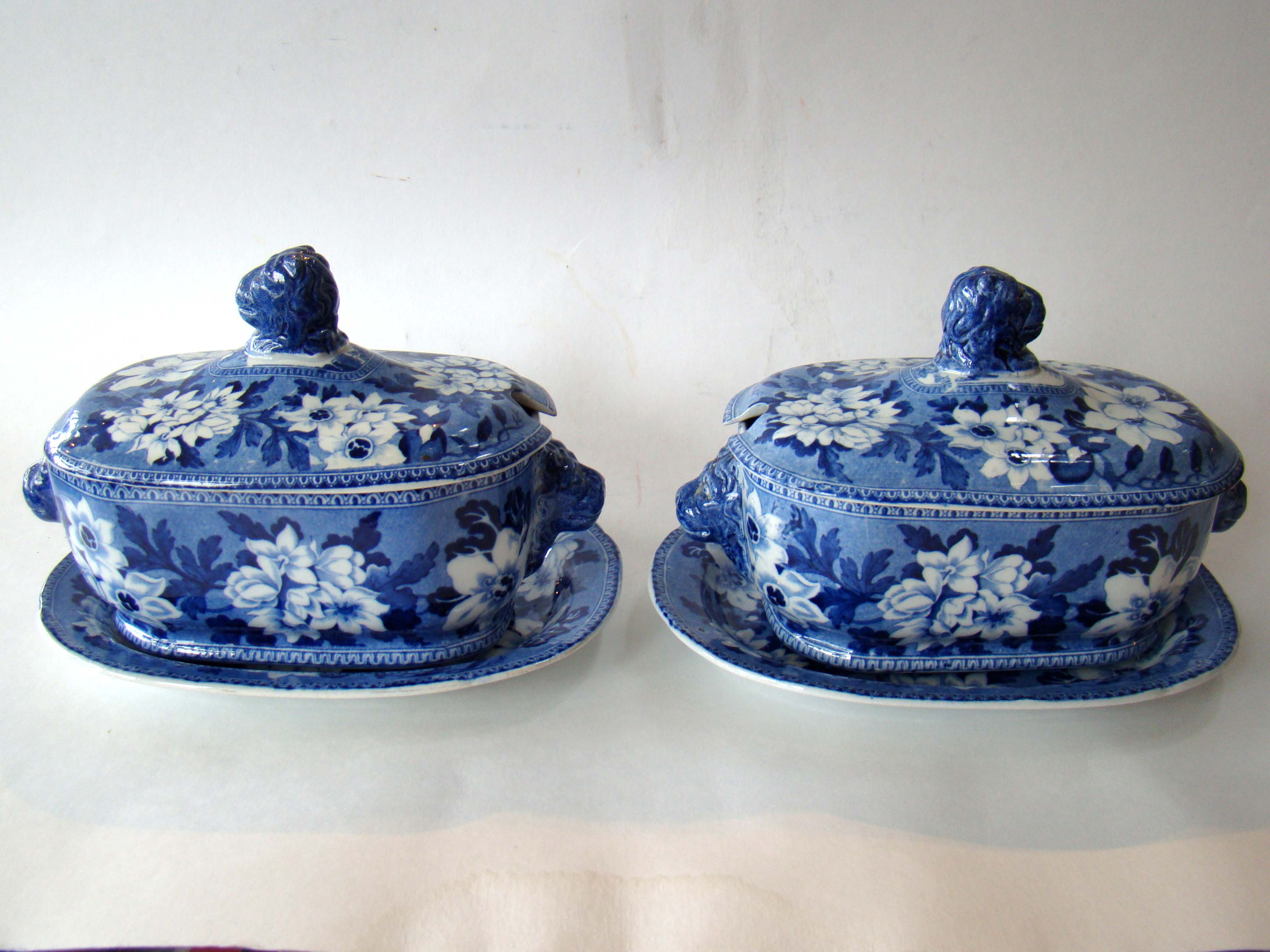 A rare set of two covered tureens and a matching serving bowl in the 'elephant' pattern made circa 1815 — image 5