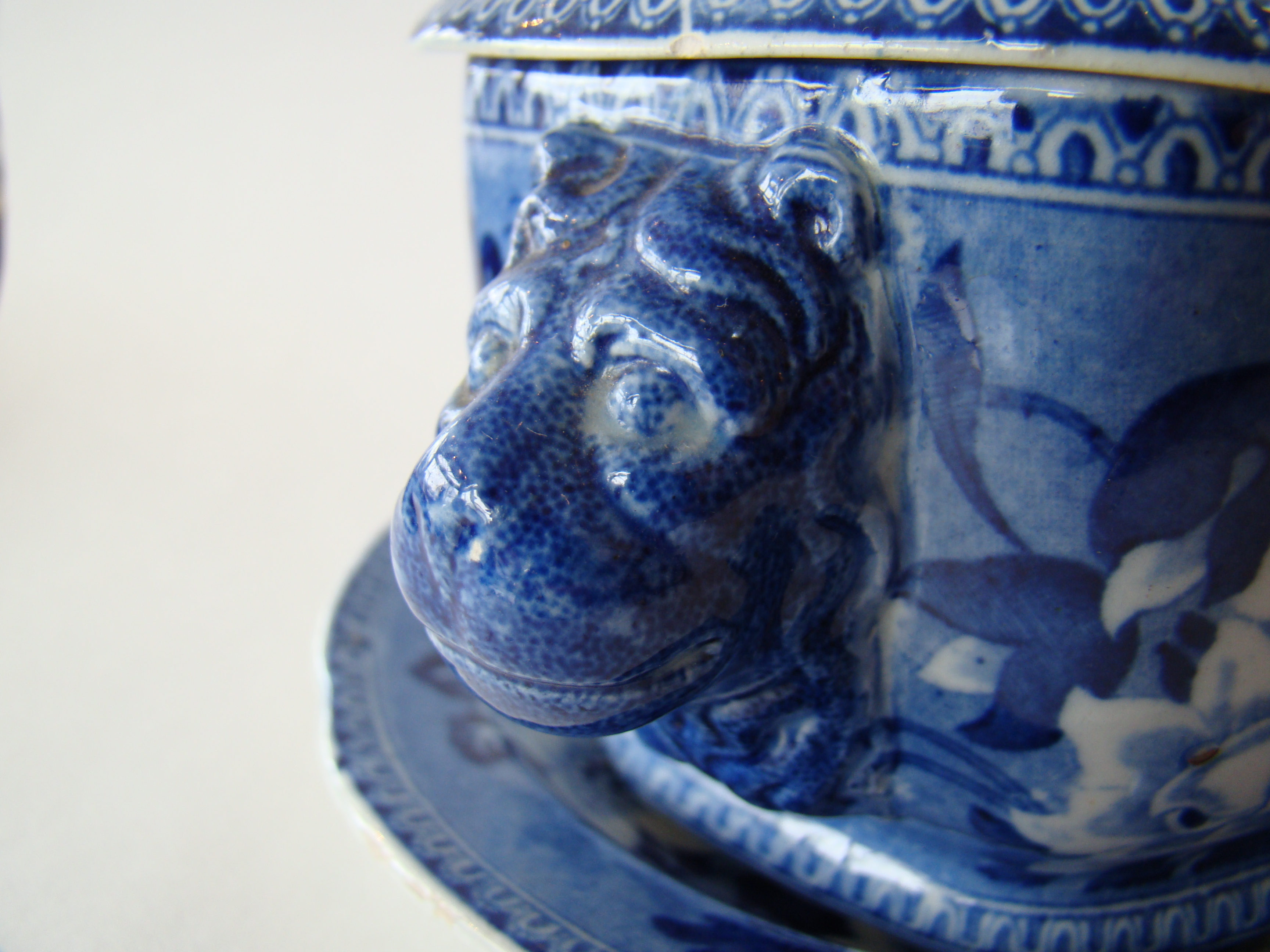 A rare set of two covered tureens and a matching serving bowl in the 'elephant' pattern made circa 1815 — image 6
