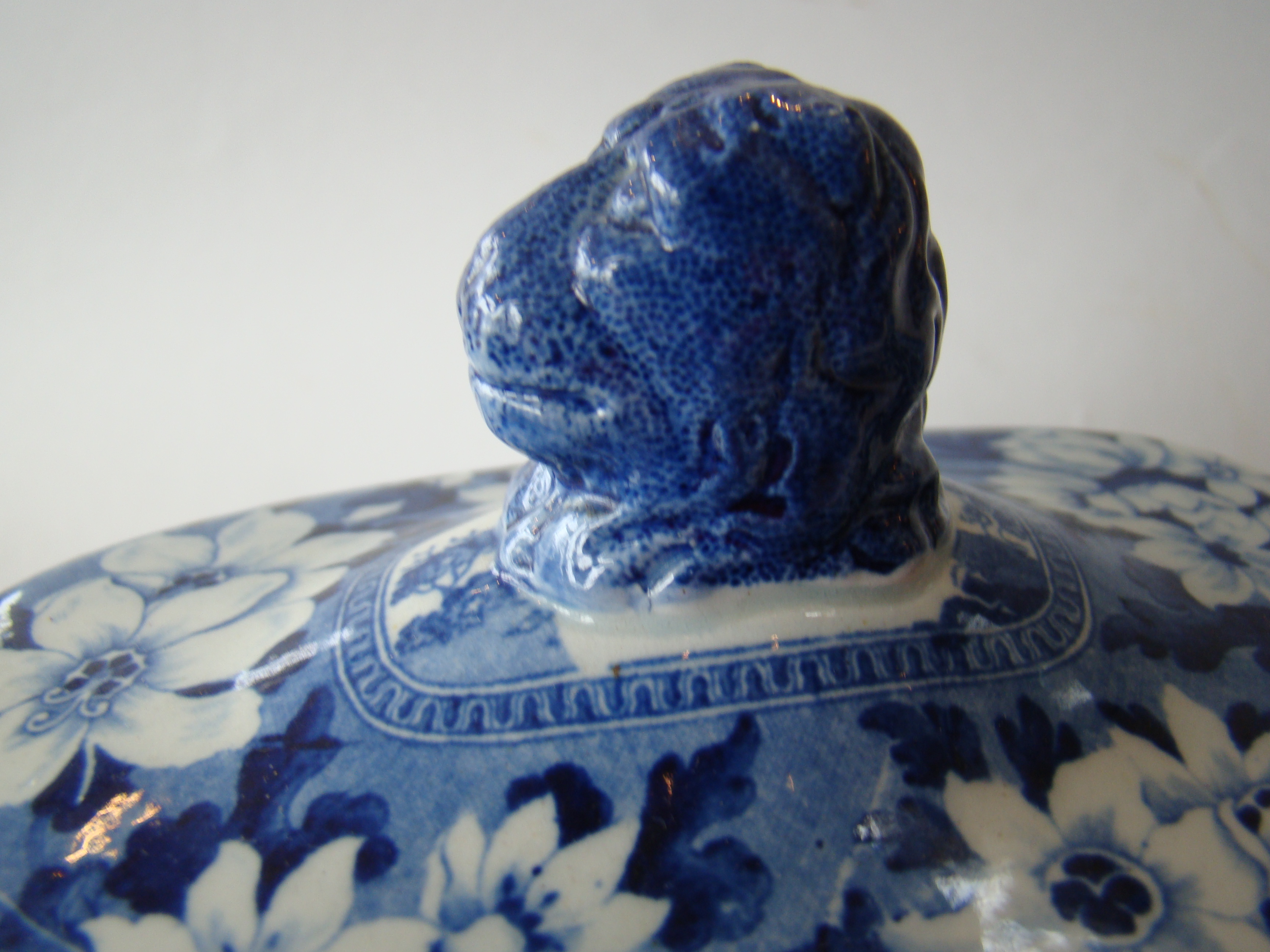 A rare set of two covered tureens and a matching serving bowl in the 'elephant' pattern made circa 1815 — image 7