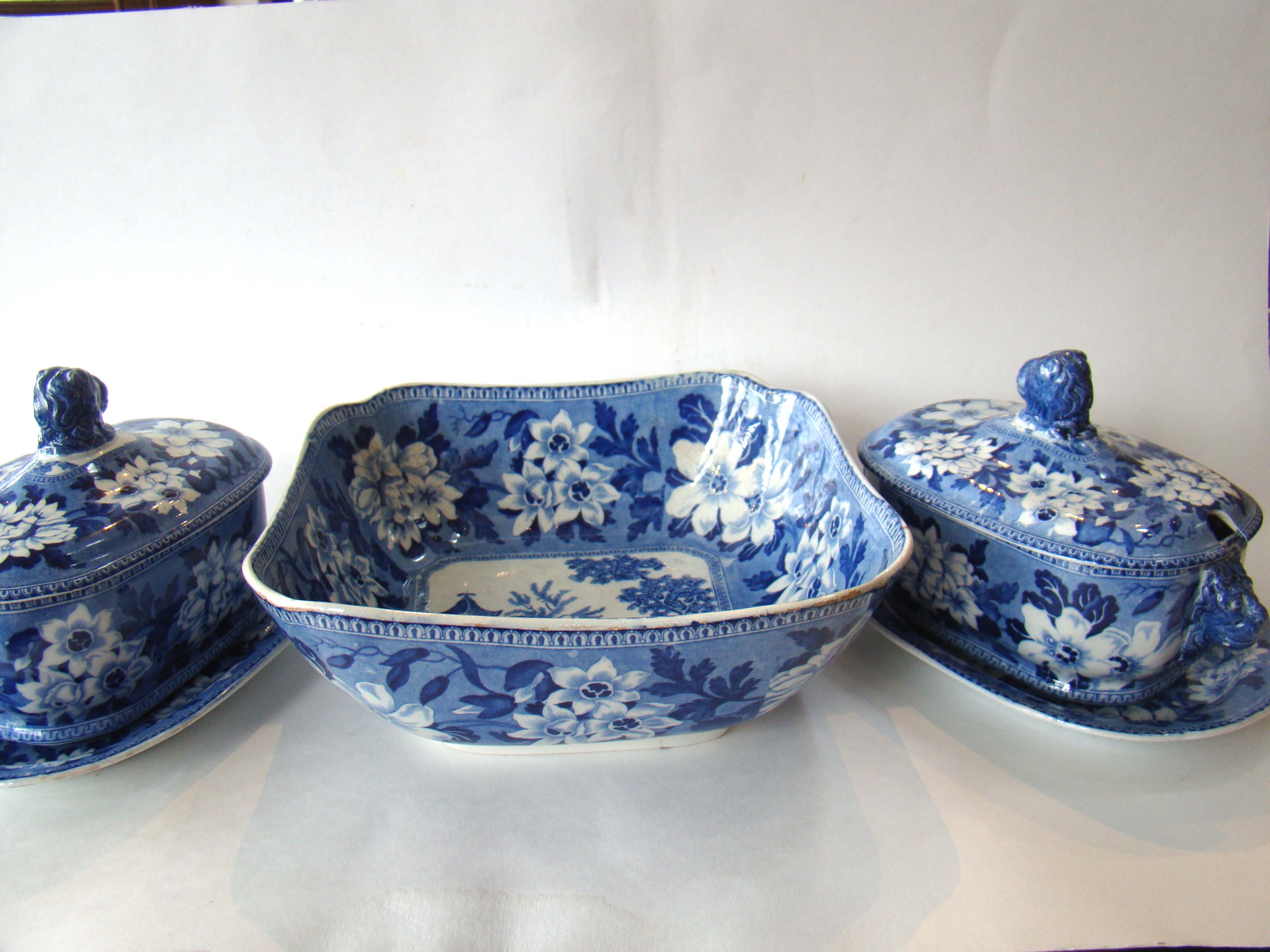 A rare set of two covered tureens and a matching serving bowl in the 'elephant' pattern made circa 1815 — image 8