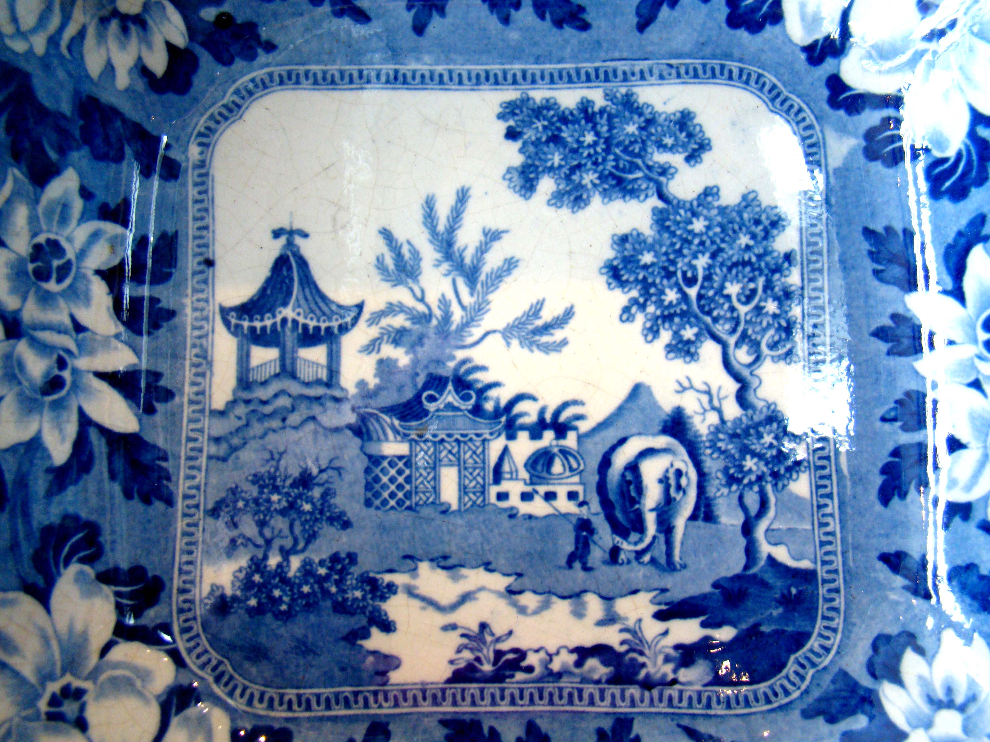 A rare set of two covered tureens and a matching serving bowl in the 'elephant' pattern made circa 1815 — image 9