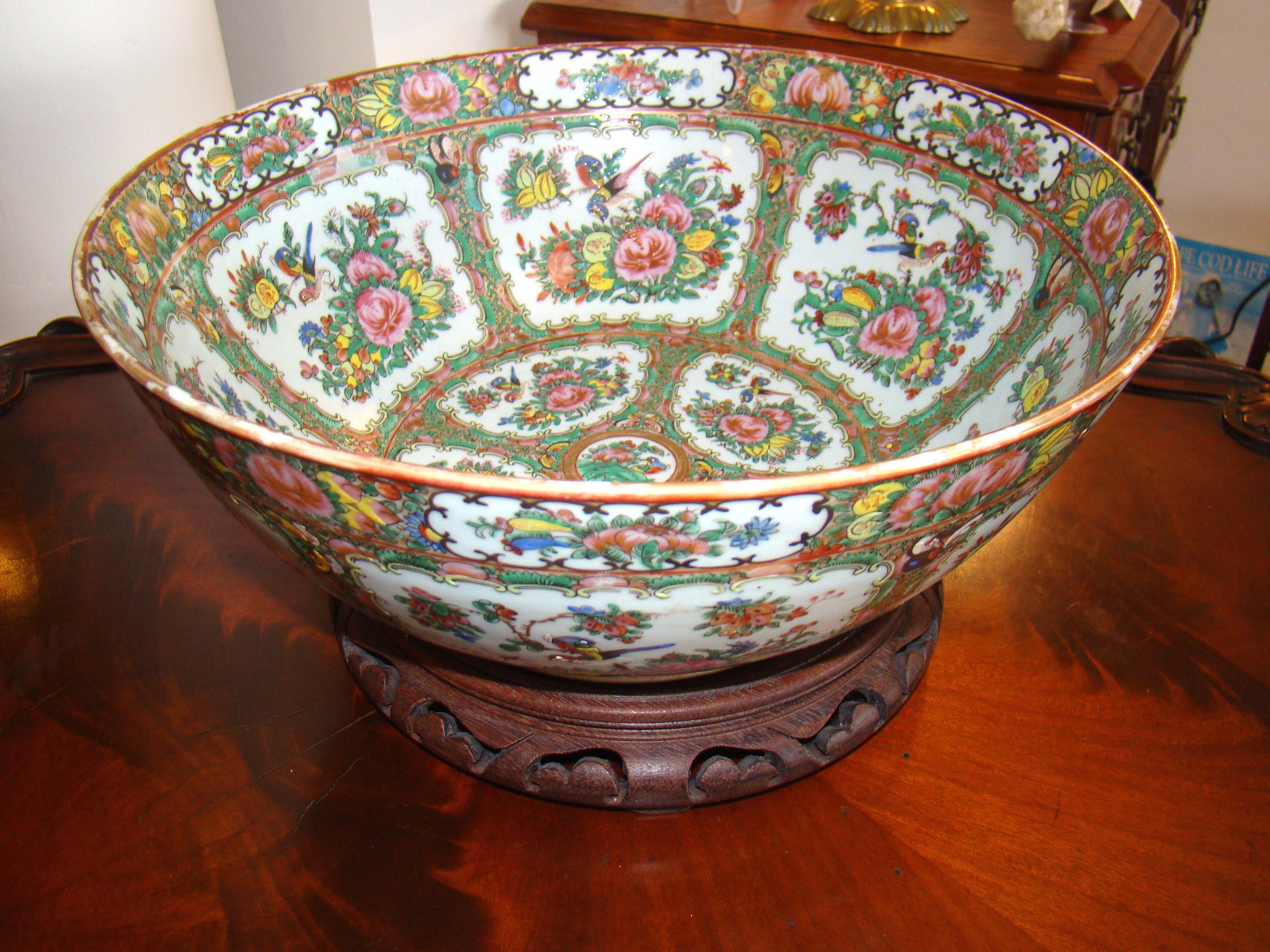 An impressive Chinese Export Rose Medallion Imperial size bowl circa 1830 — image 2