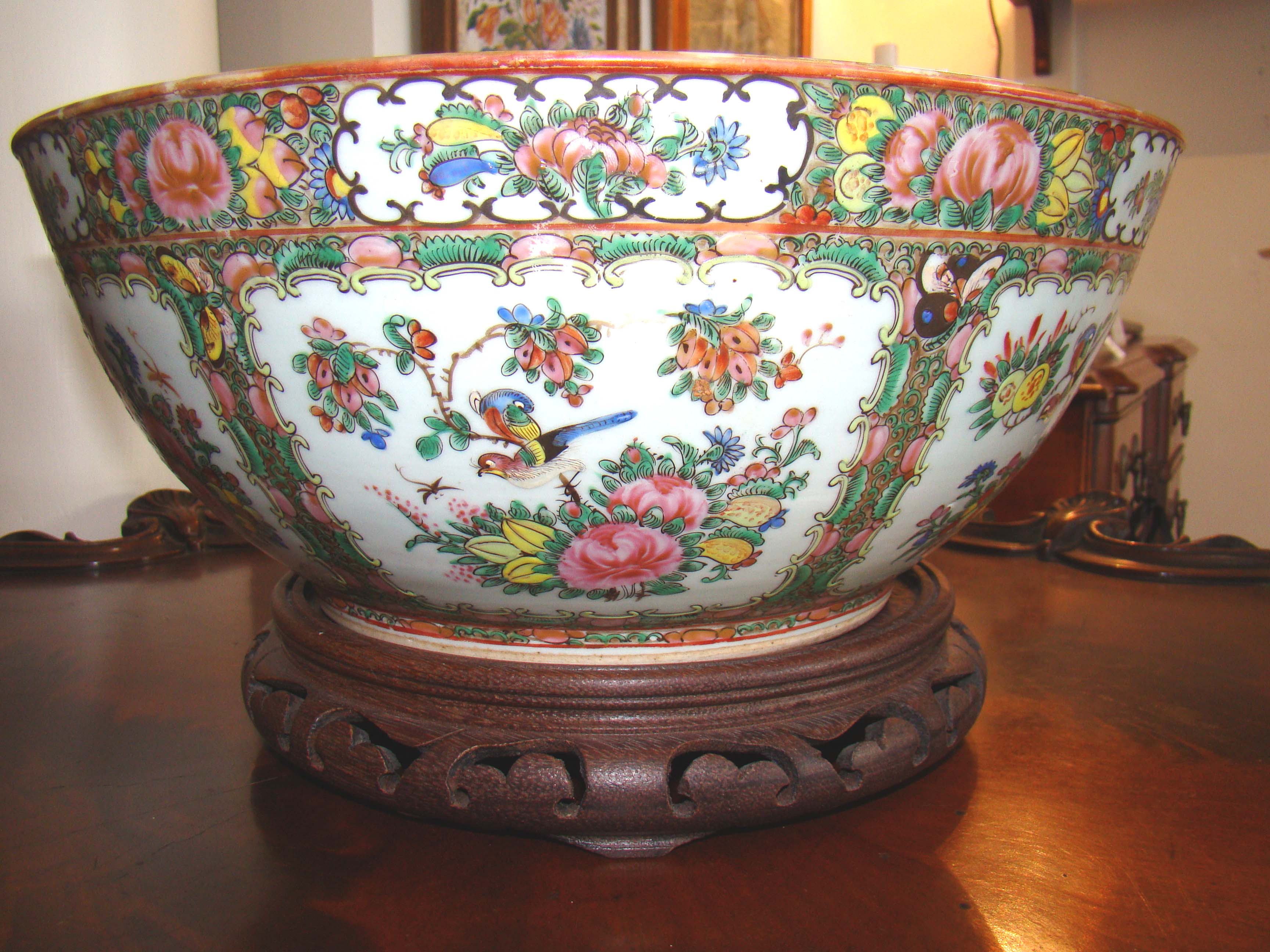 An impressive Chinese Export Rose Medallion Imperial size bowl circa 1830 — image 3