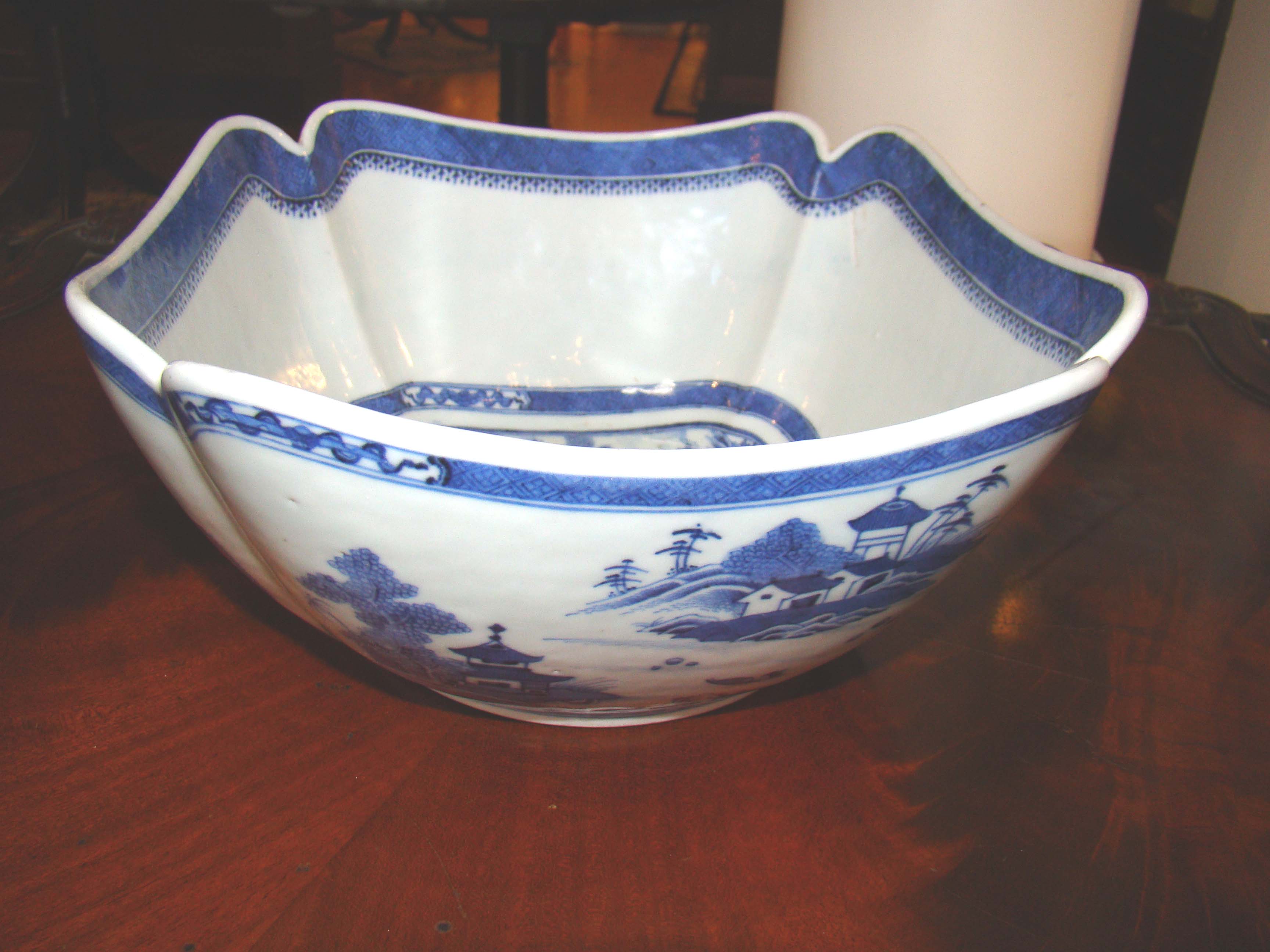 A beautiful Chinese Export porcelain "NANKING" style "cut corner" square bowl circa 1800 — image 3