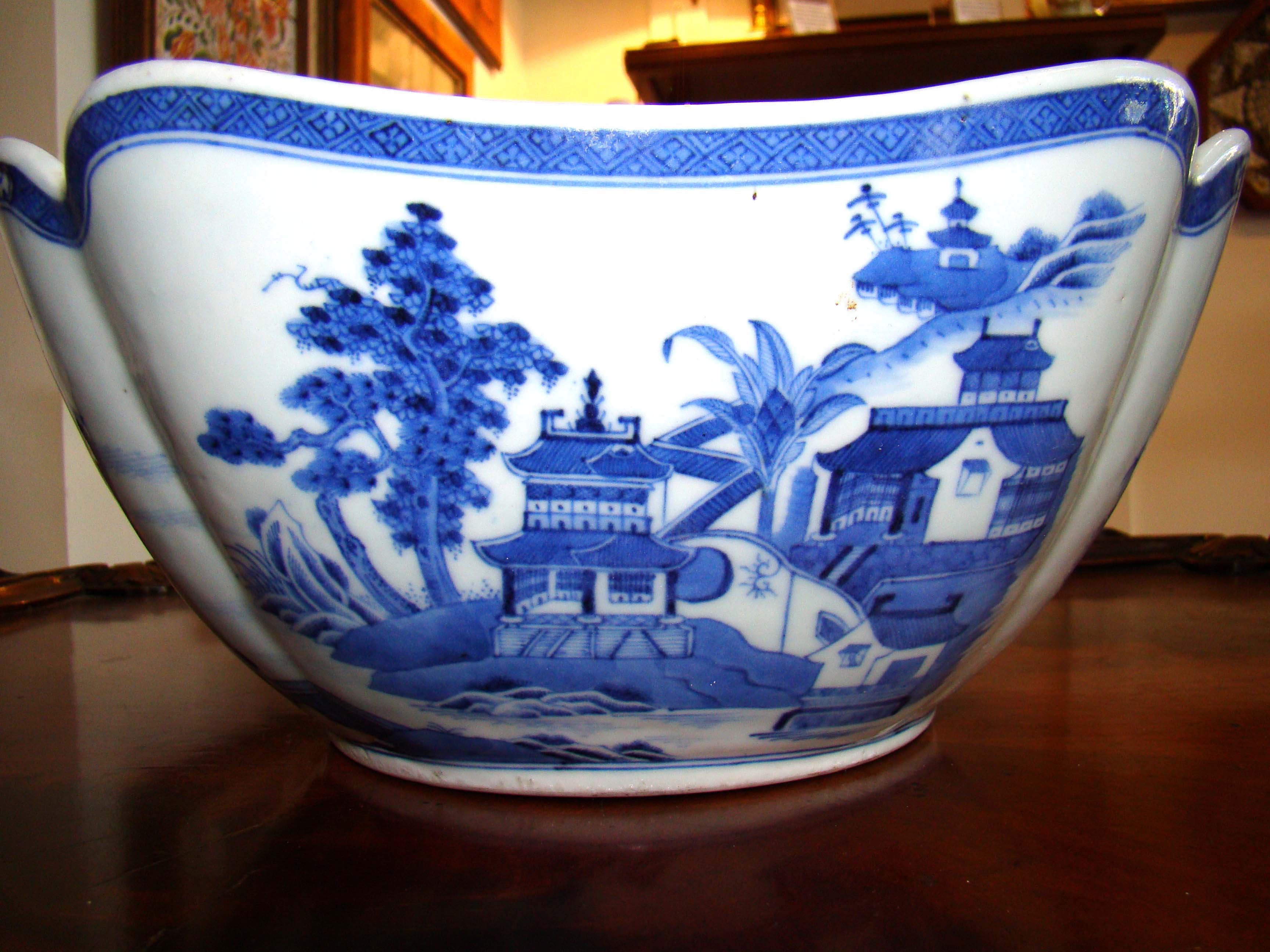 A beautiful Chinese Export porcelain "NANKING" style "cut corner" square bowl circa 1800