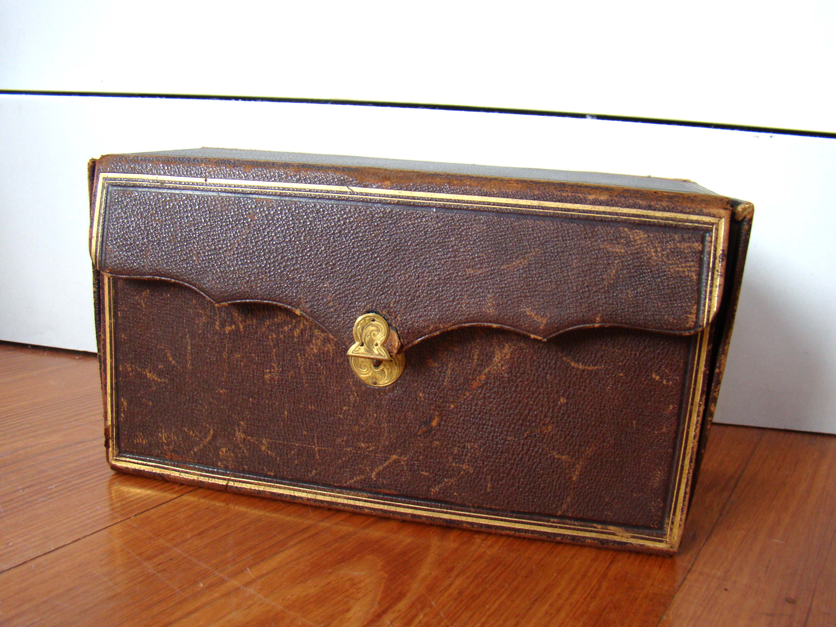 The Complete Works of William Shakespeare in 13 miniature volumes complete with its' original case published by Bradbury, Evans & Co., London 1868 — image 2