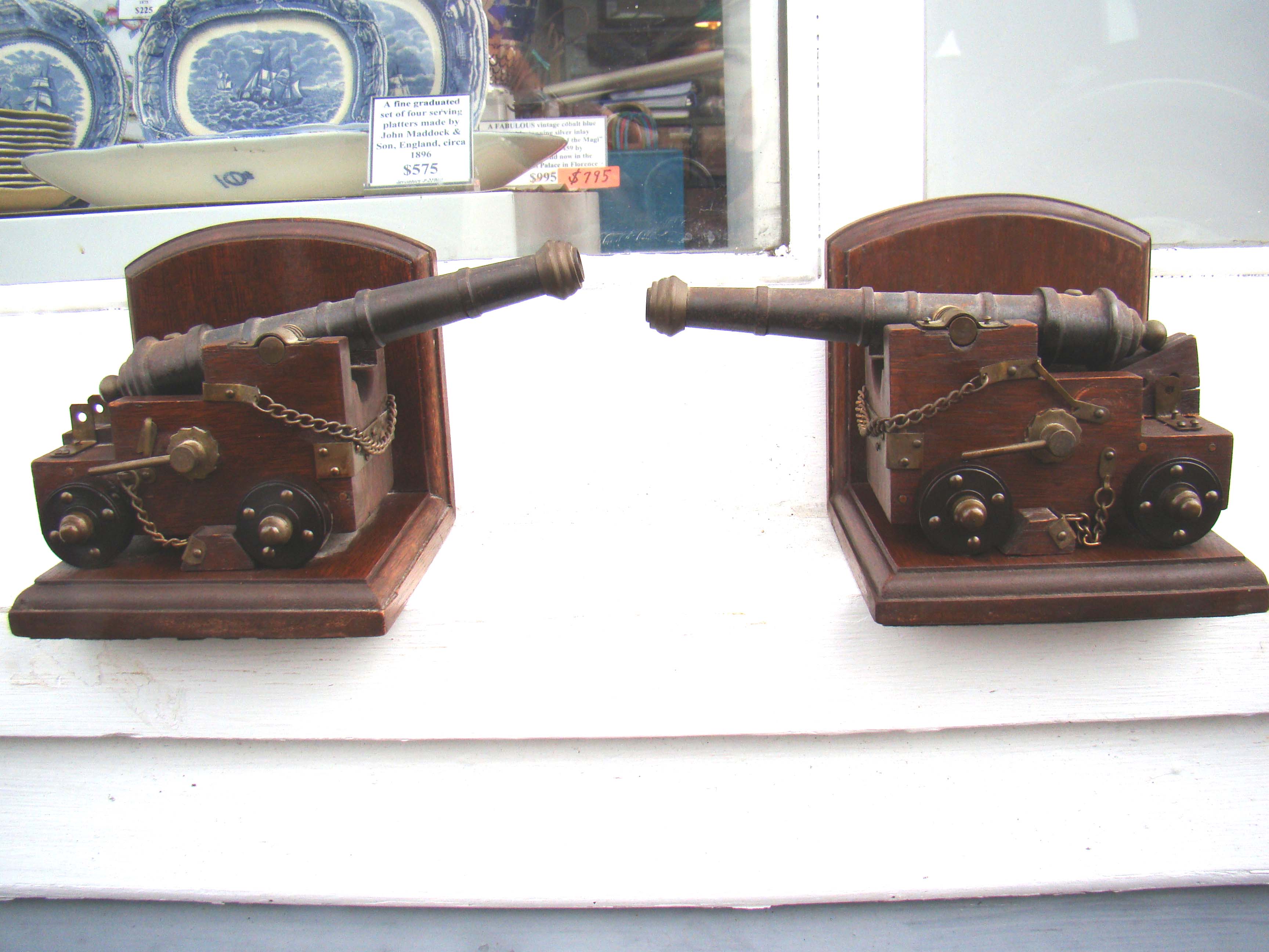 A pair of vintage War of 1812 'style' naval cannon bookends — image 2