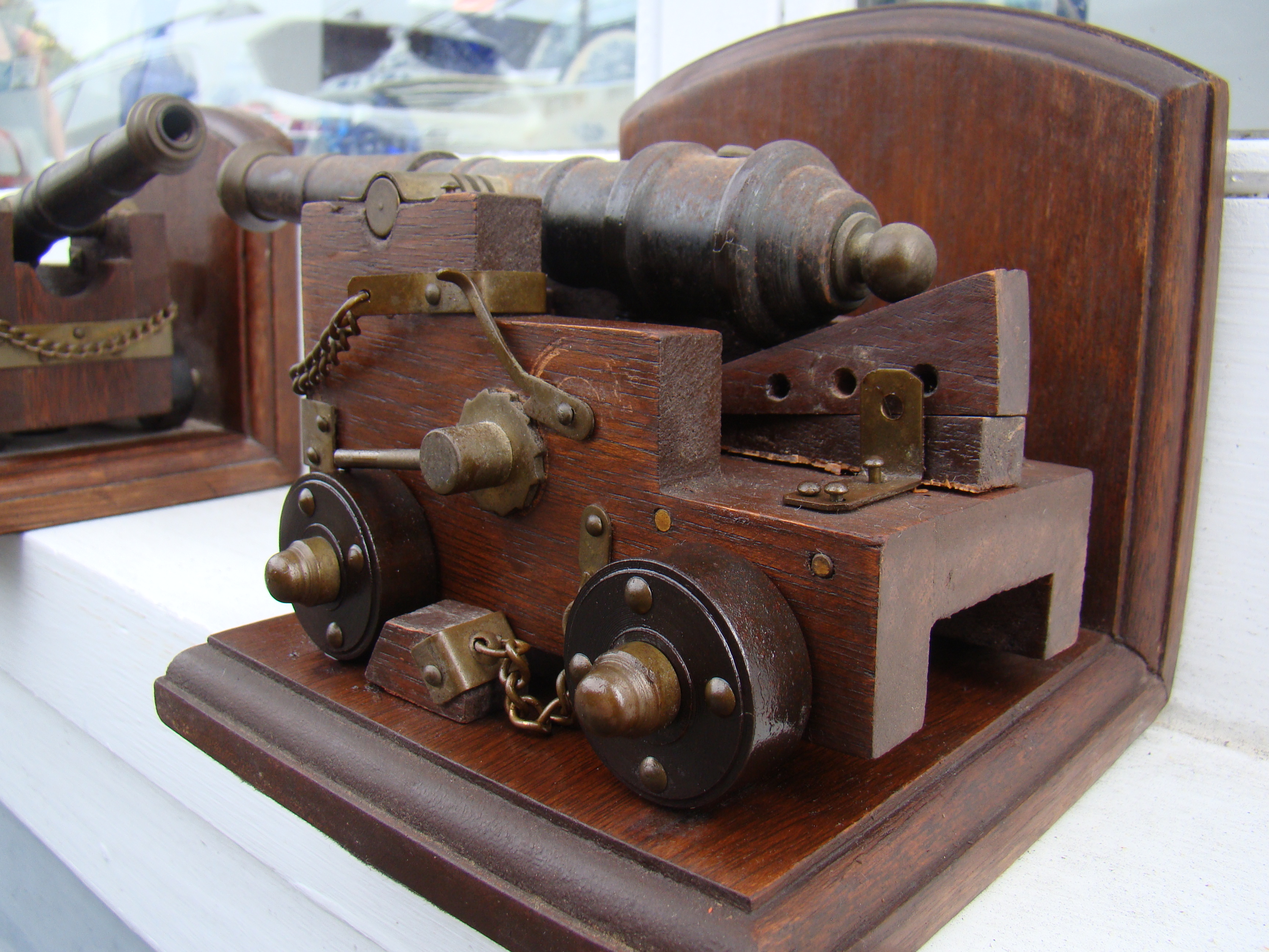 A pair of vintage War of 1812 'style' naval cannon bookends — image 3
