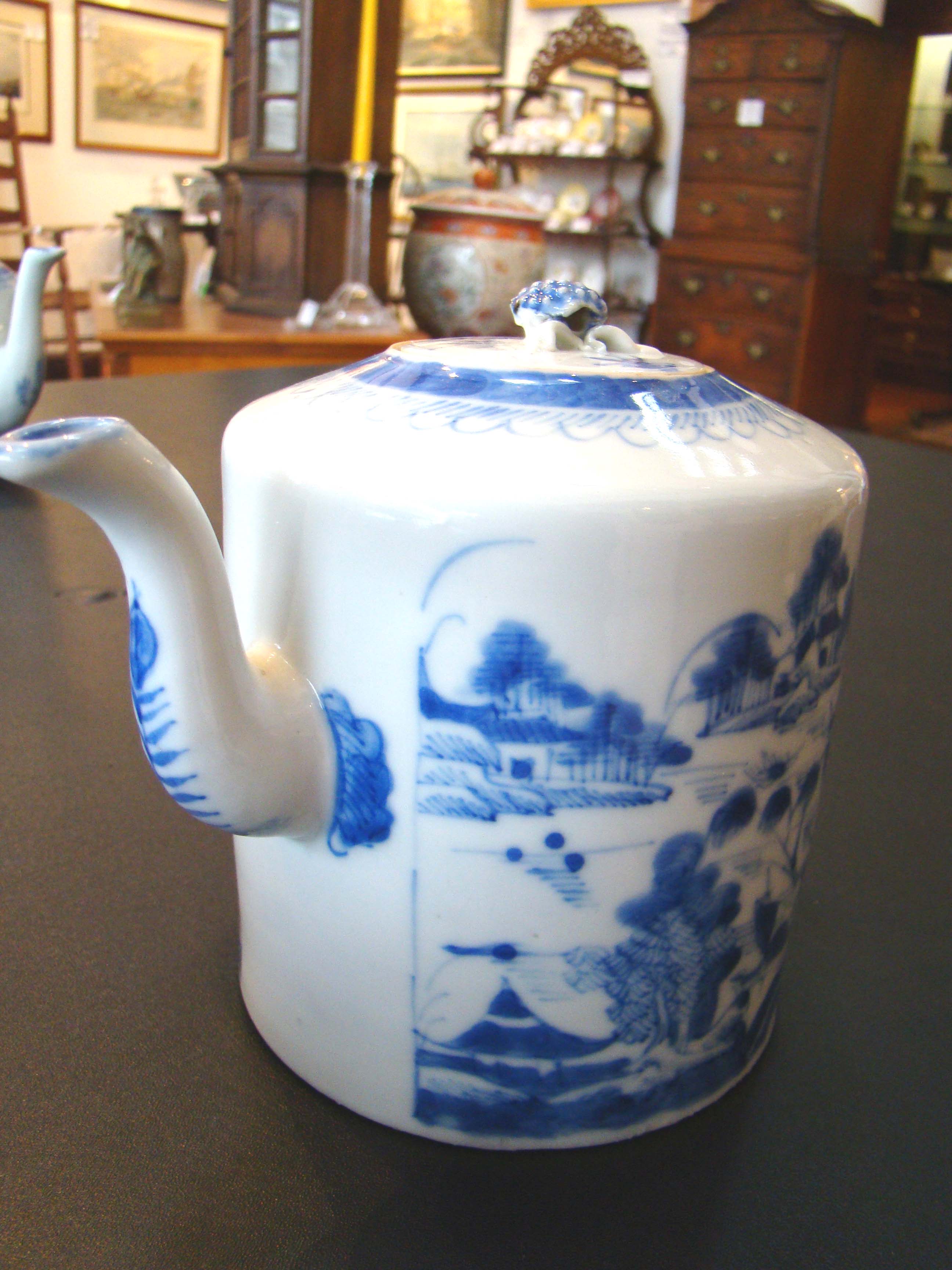 A fine Chinese Export Canton Drum Form Teapot circa 1840 — image 2