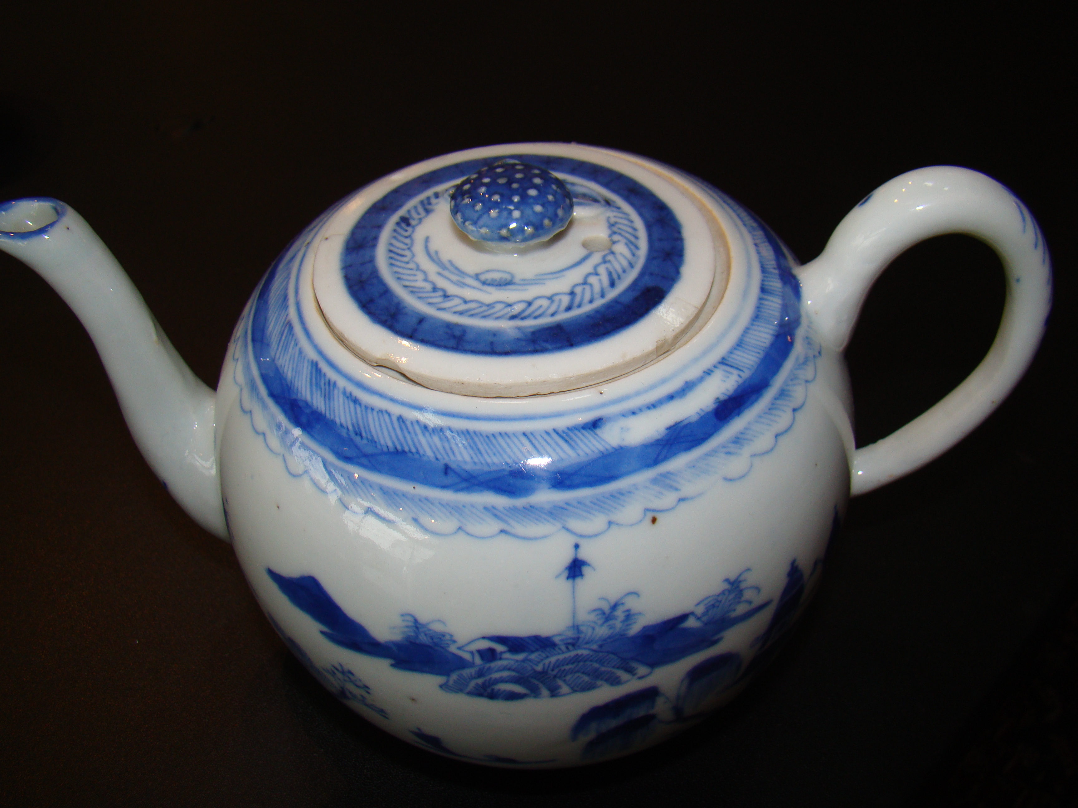 A Chinese Export Teapot and cup in the Canton pattern circa 1840 — image 2