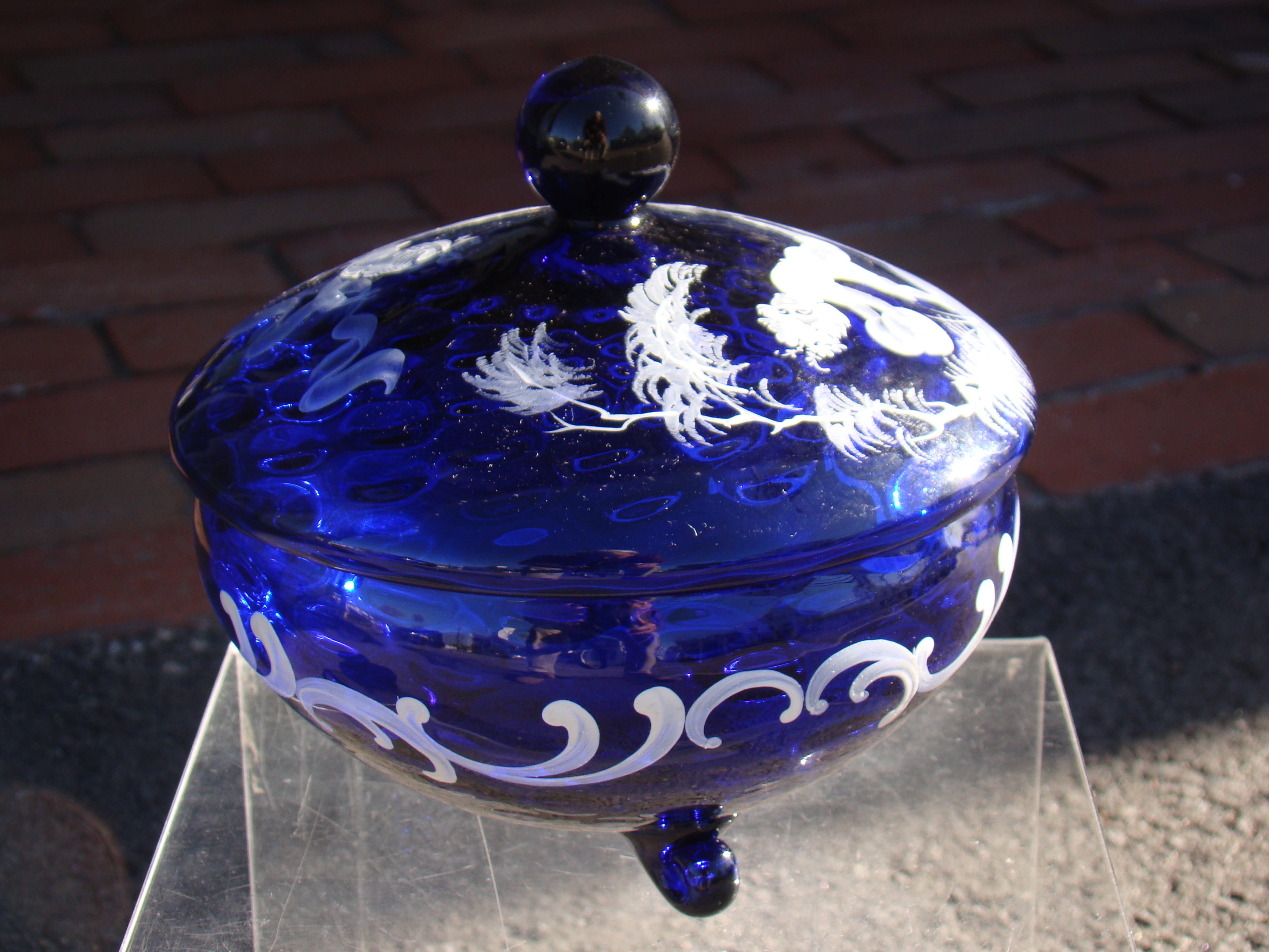 A beautiful Mary Gregory (1859-1909) cobalt blue covered jar with two dancing children on the lid — image 3