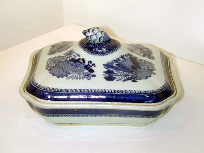 Beautiful Early 19th century Blue Fitzhugh Covered Vegetable Dish