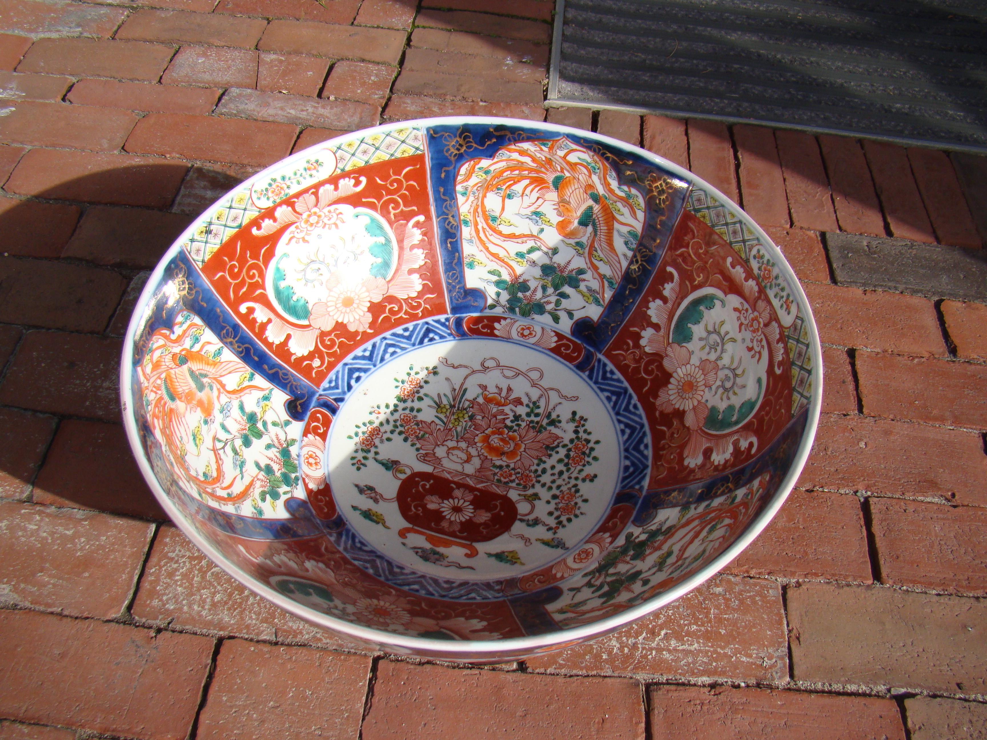 A massive vintage Japanese Imari pattern punch bowl — image 2