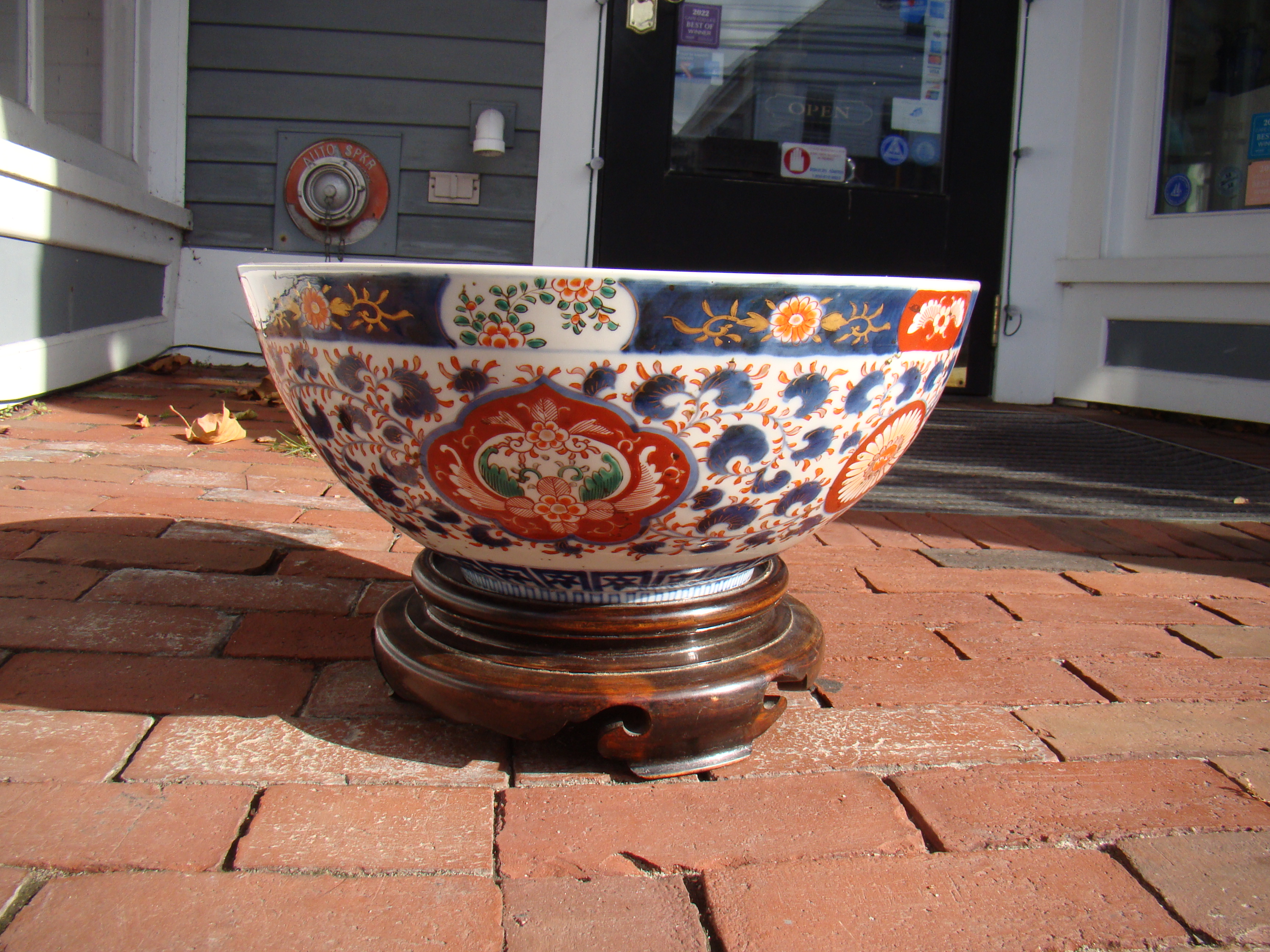 A massive vintage Japanese Imari pattern punch bowl — image 3