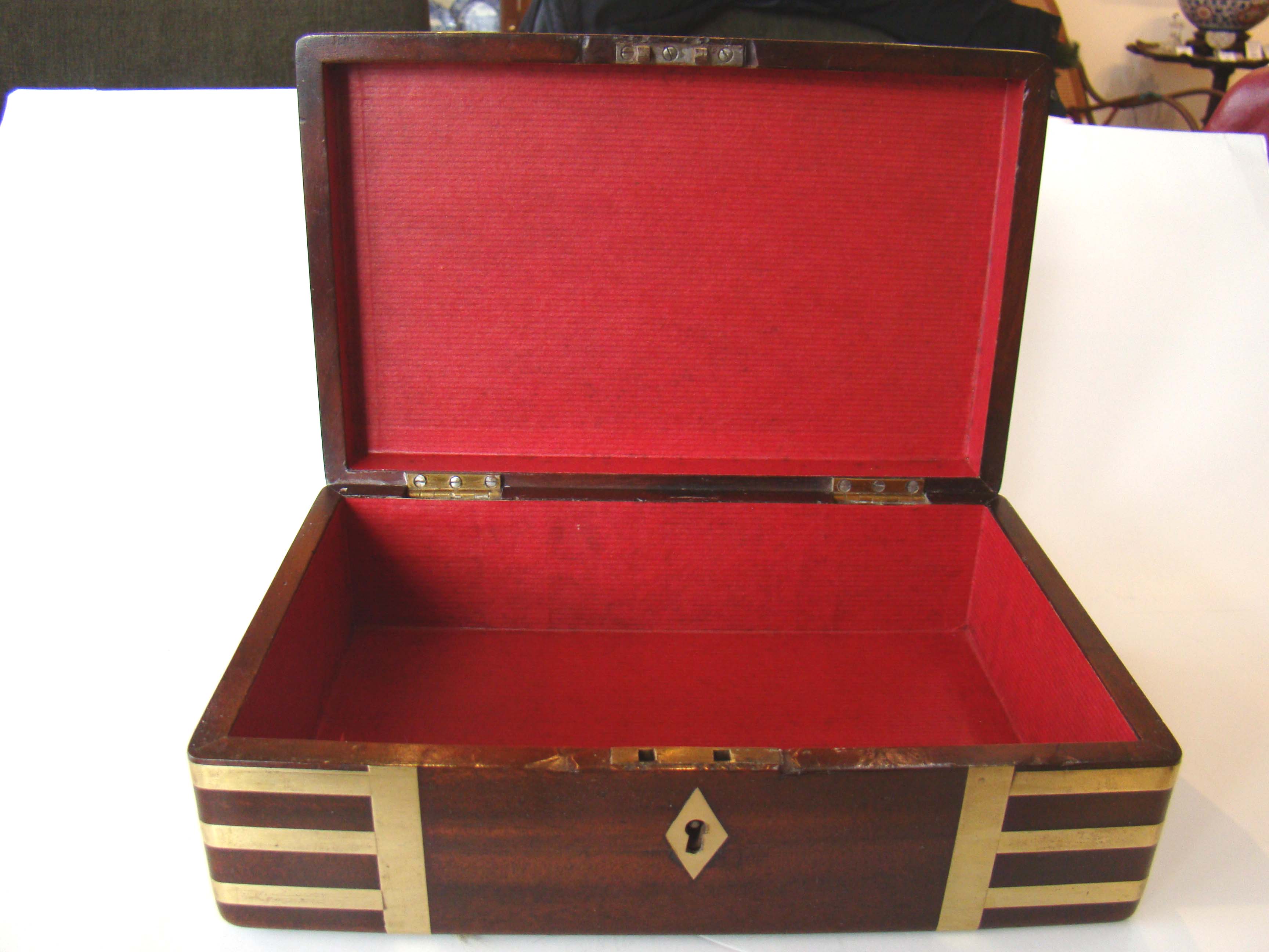 A fine English brass mounted mahogany Campaign box circa 1830 — image 3