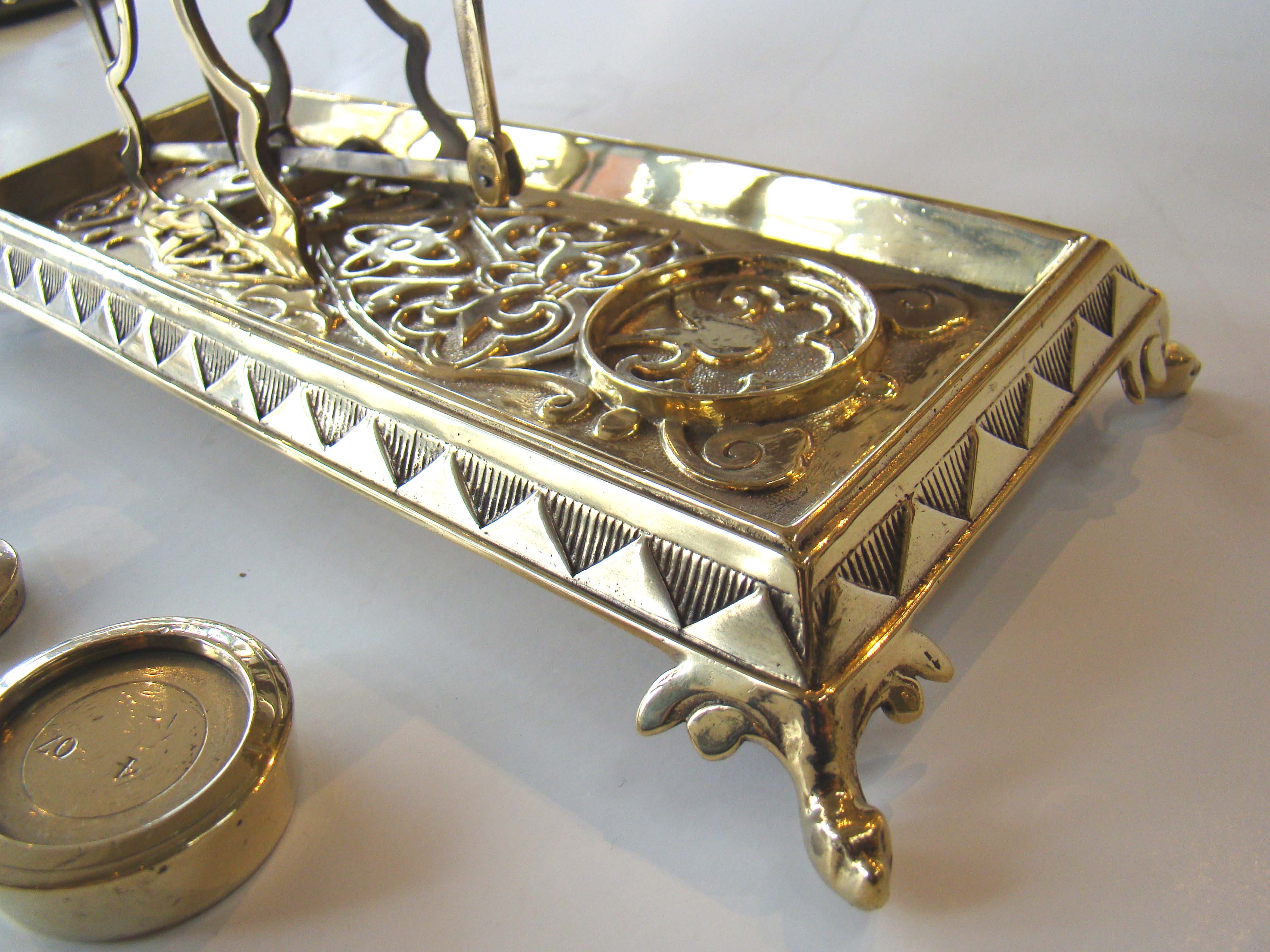 A fine English Victorian brass postal scale with original weights circa 1875 — image 3