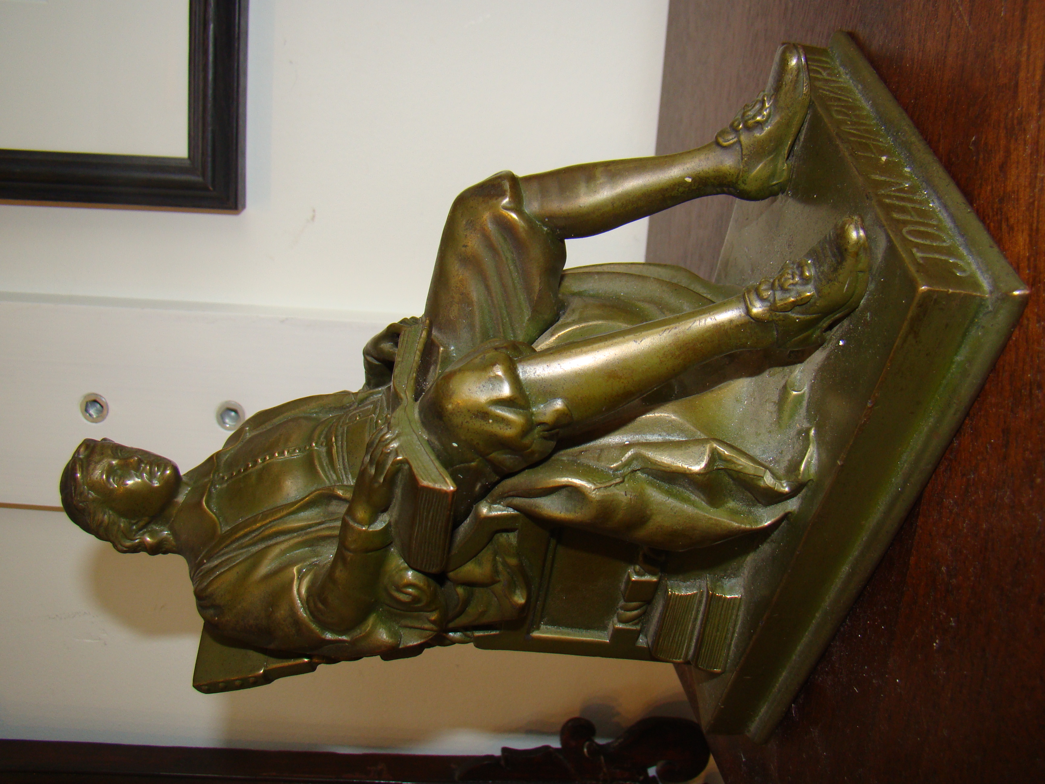 A fine JOHN HARVARD bookend made by Jennings Brothers circa 1930 — image 2