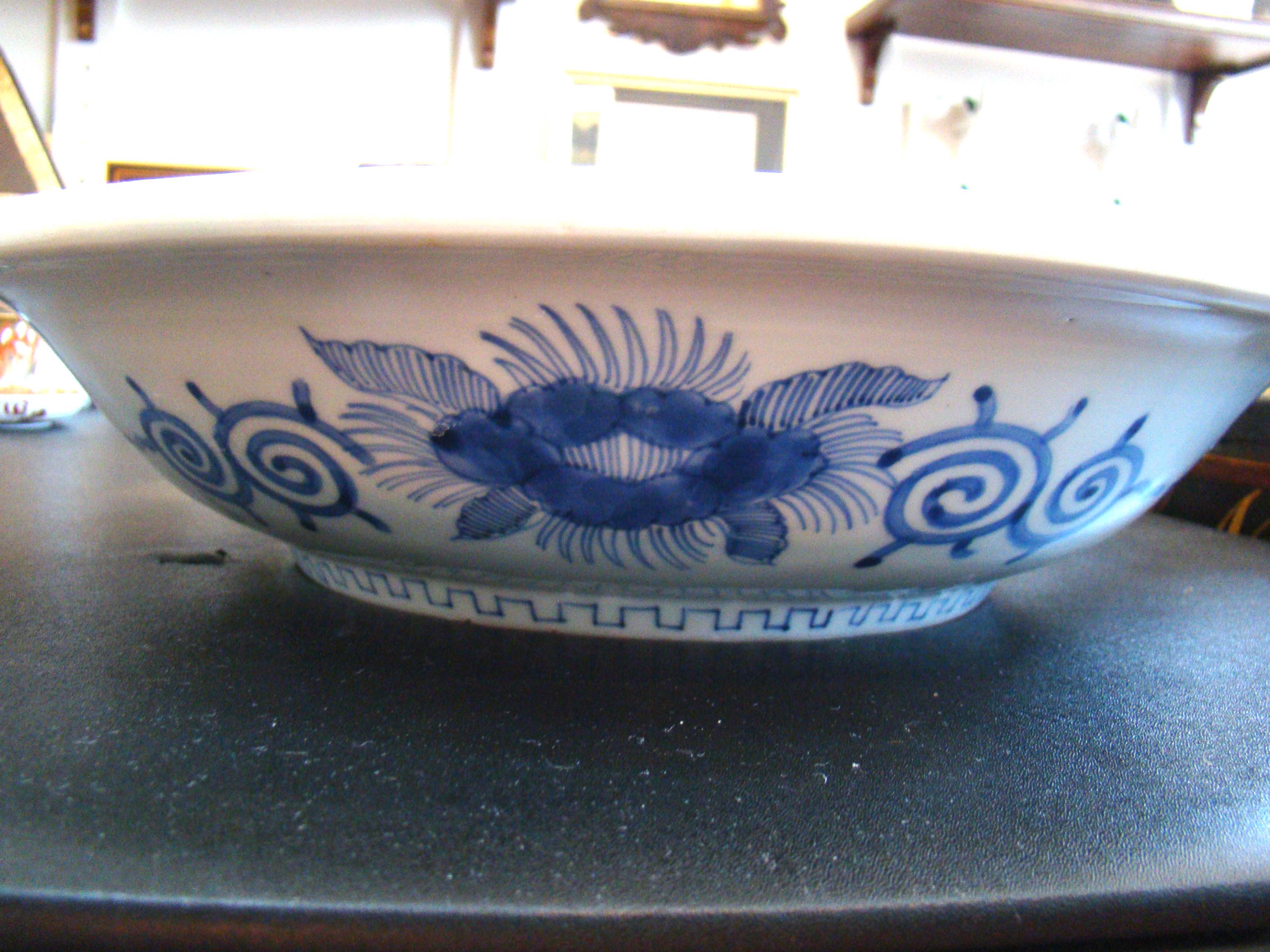A fine 19th century Japanese low bowl with 15" diameter featuring a mother and her daughter — image 2