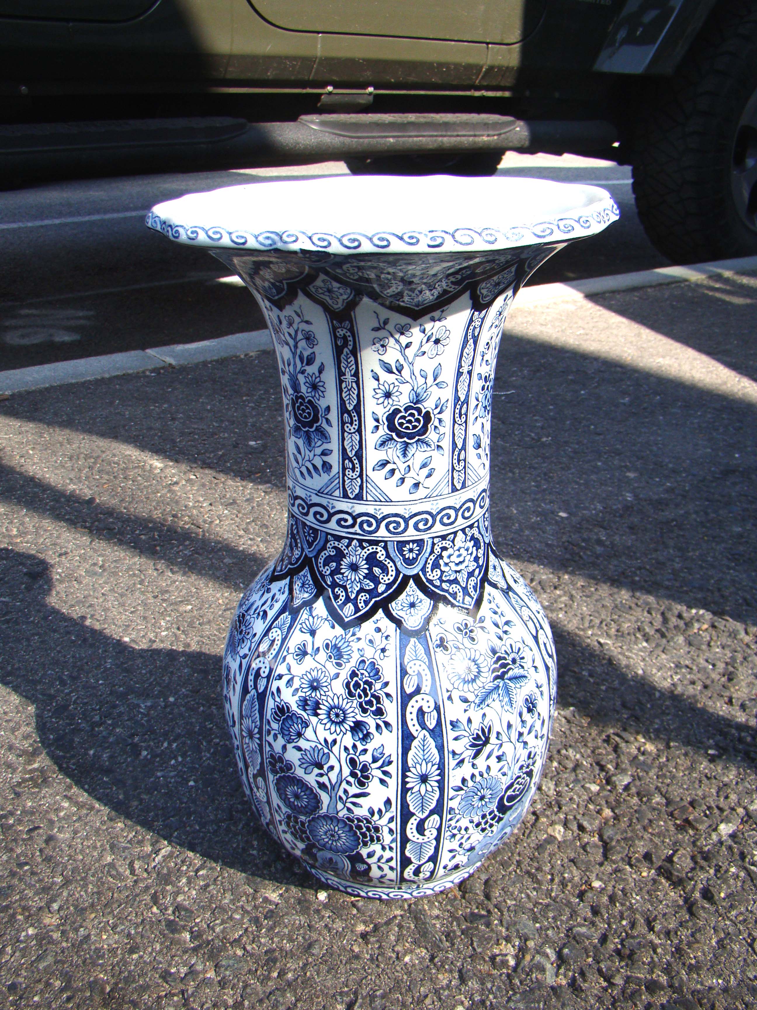 A fine vintage Dutch Delft vase — image 2
