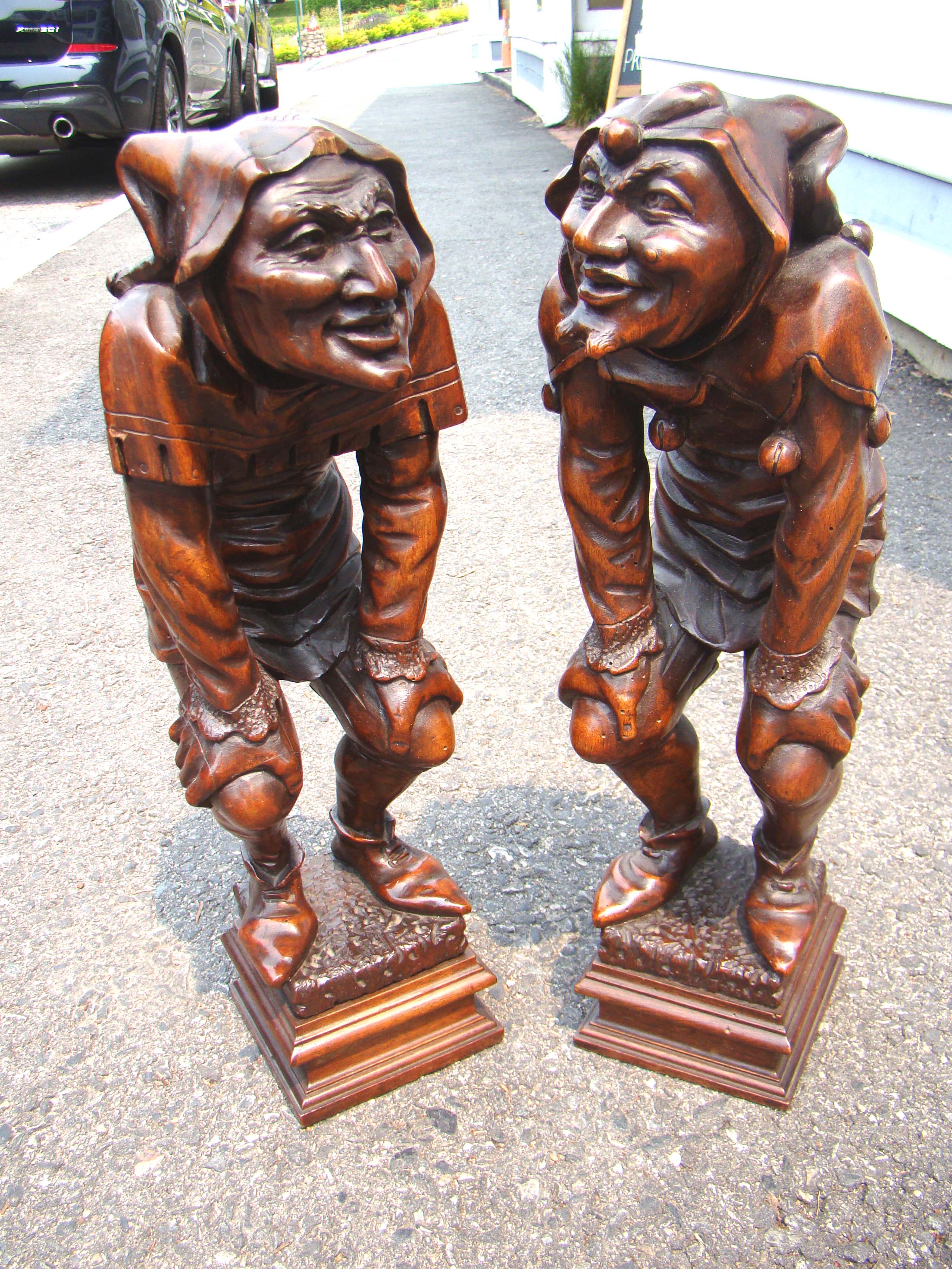An exceptionally fine and RARE pair of 18th  century French carved walnut "King's Fool" figures — image 3