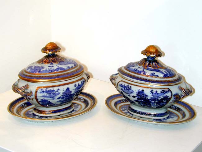 Outstanding Pair of Early 19th Century Chinese Export Imperial Nanking Pattern Covered Sauce Tureens