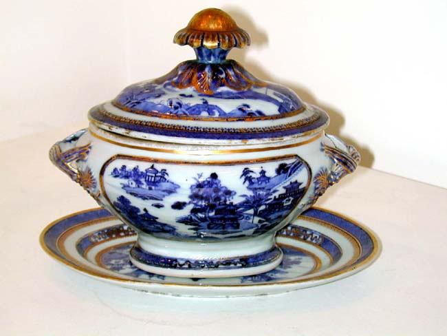 Outstanding Pair of Early 19th Century Chinese Export Imperial Nanking Pattern Covered Sauce Tureens — image 2