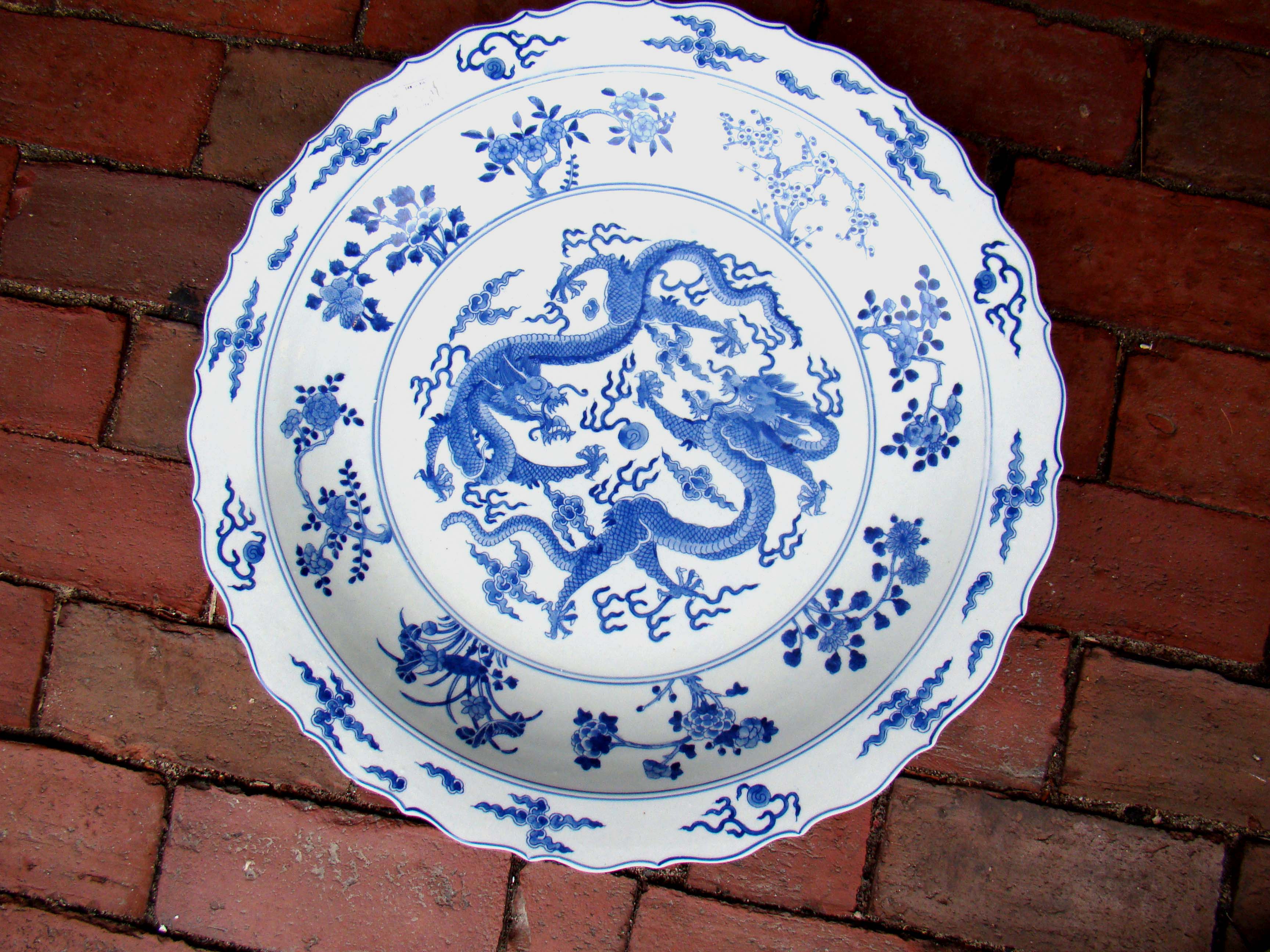 A fine Chinese dragon charger with 18" diameter designed after those made in the Qing dynasty