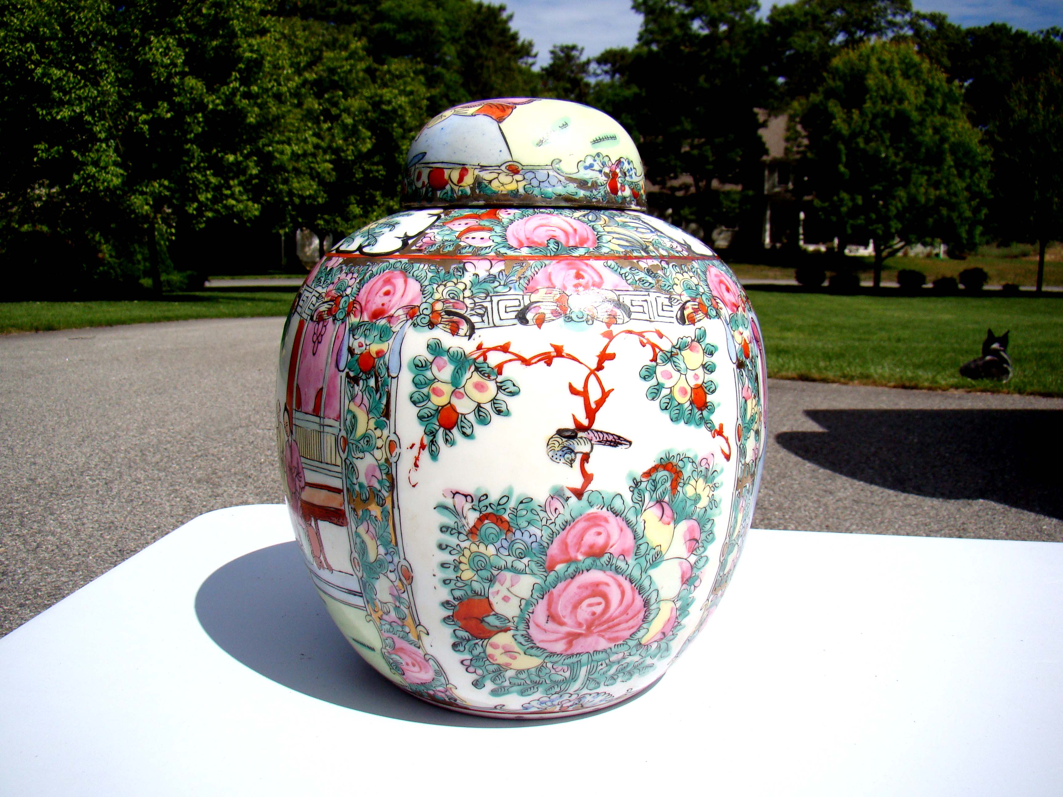 A beautiful Chinese Rose Medallion style ginger jar