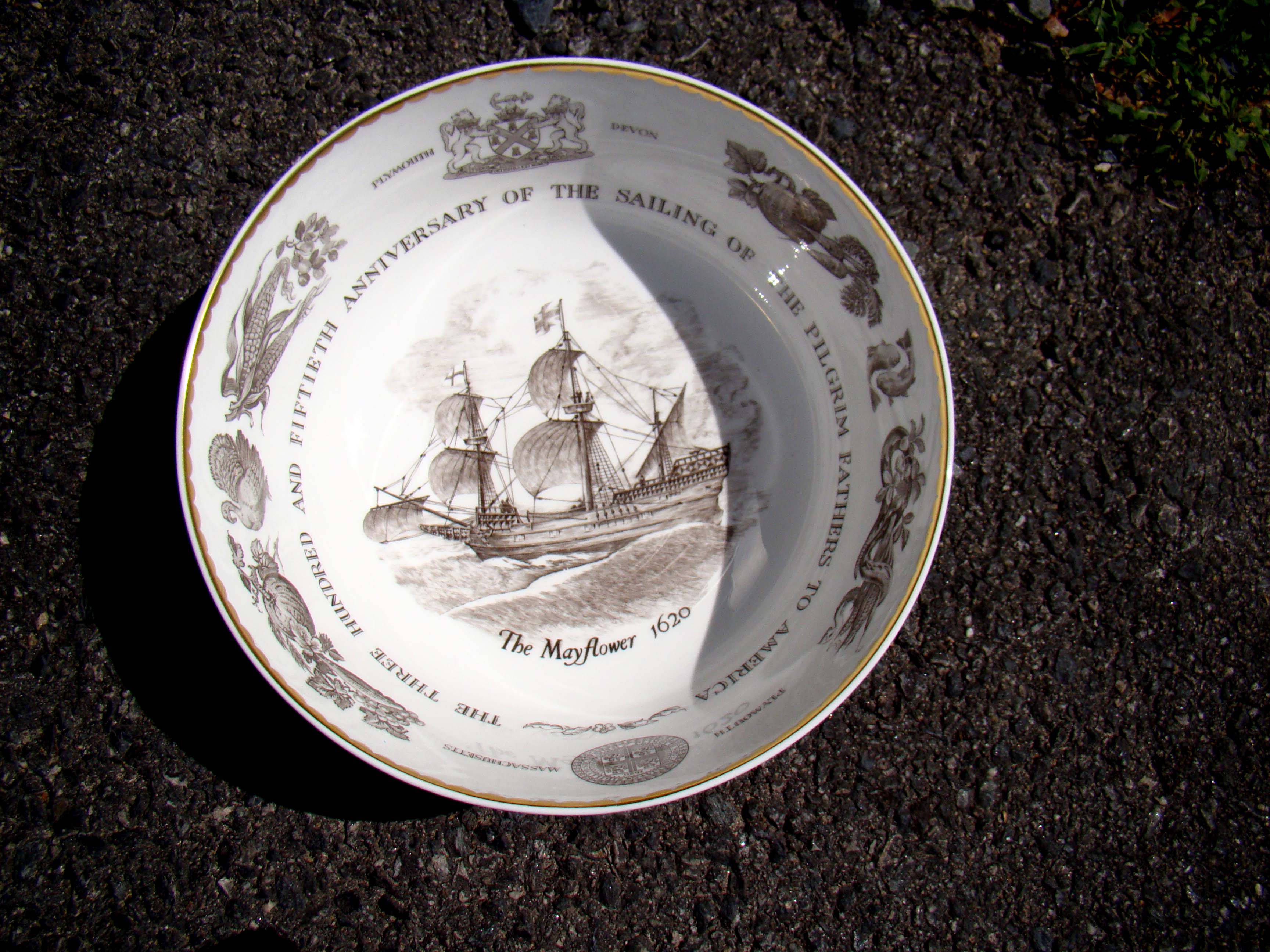A Ltd Edition porcelain bowl made in 1970 to commemorate the 350th anniversary of the Landing of the pilgrim fathers in Plymouth in 1620