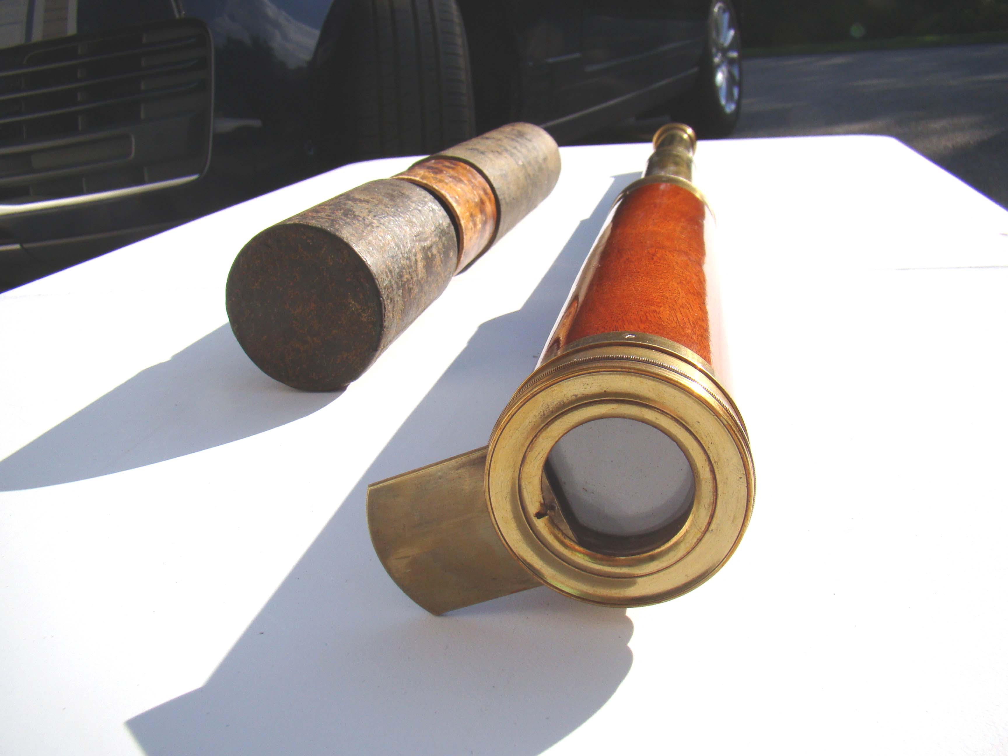 A beautiful early 19th century two-draw telescope with mahogany barrel and retaining its' original carrying case — image 2