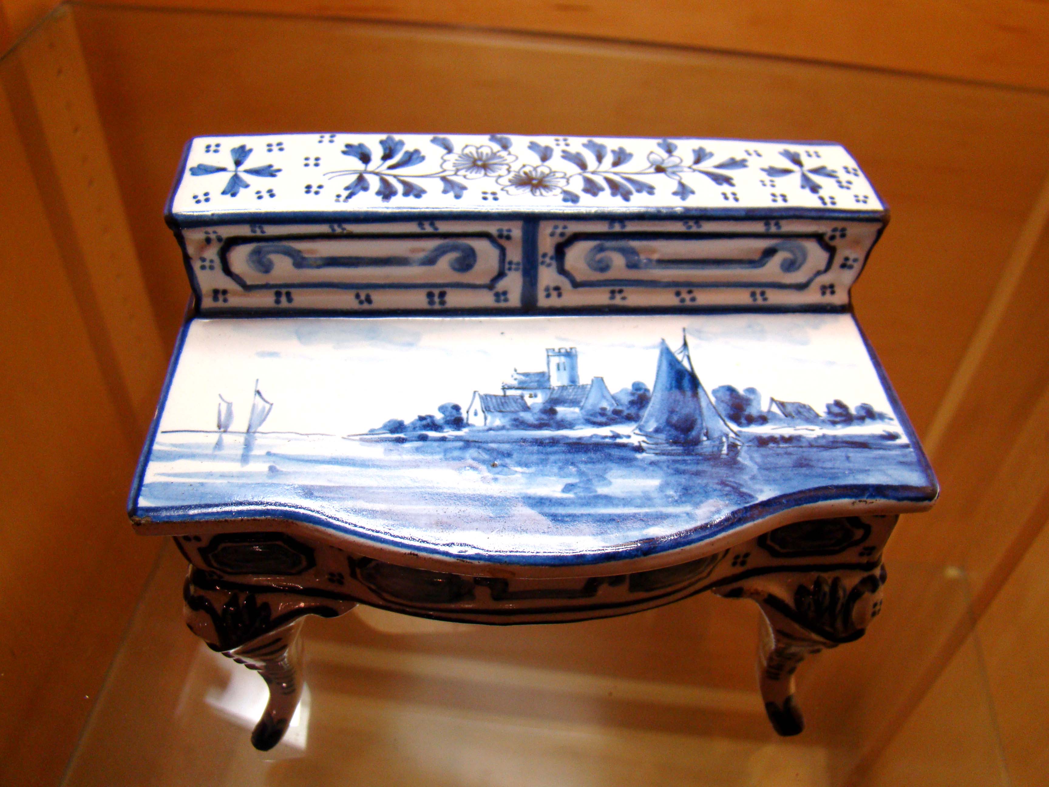 A charming 19th century Dutch Delft trinket box in the form of a desk — image 2