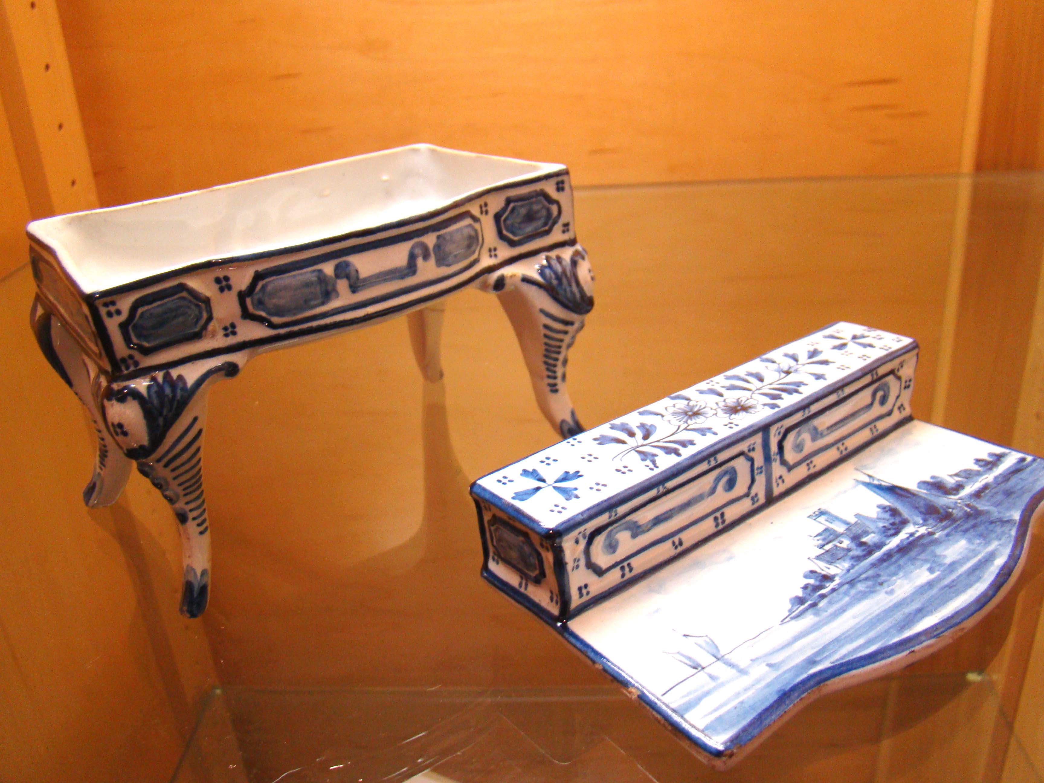 A charming 19th century Dutch Delft trinket box in the form of a desk — image 3