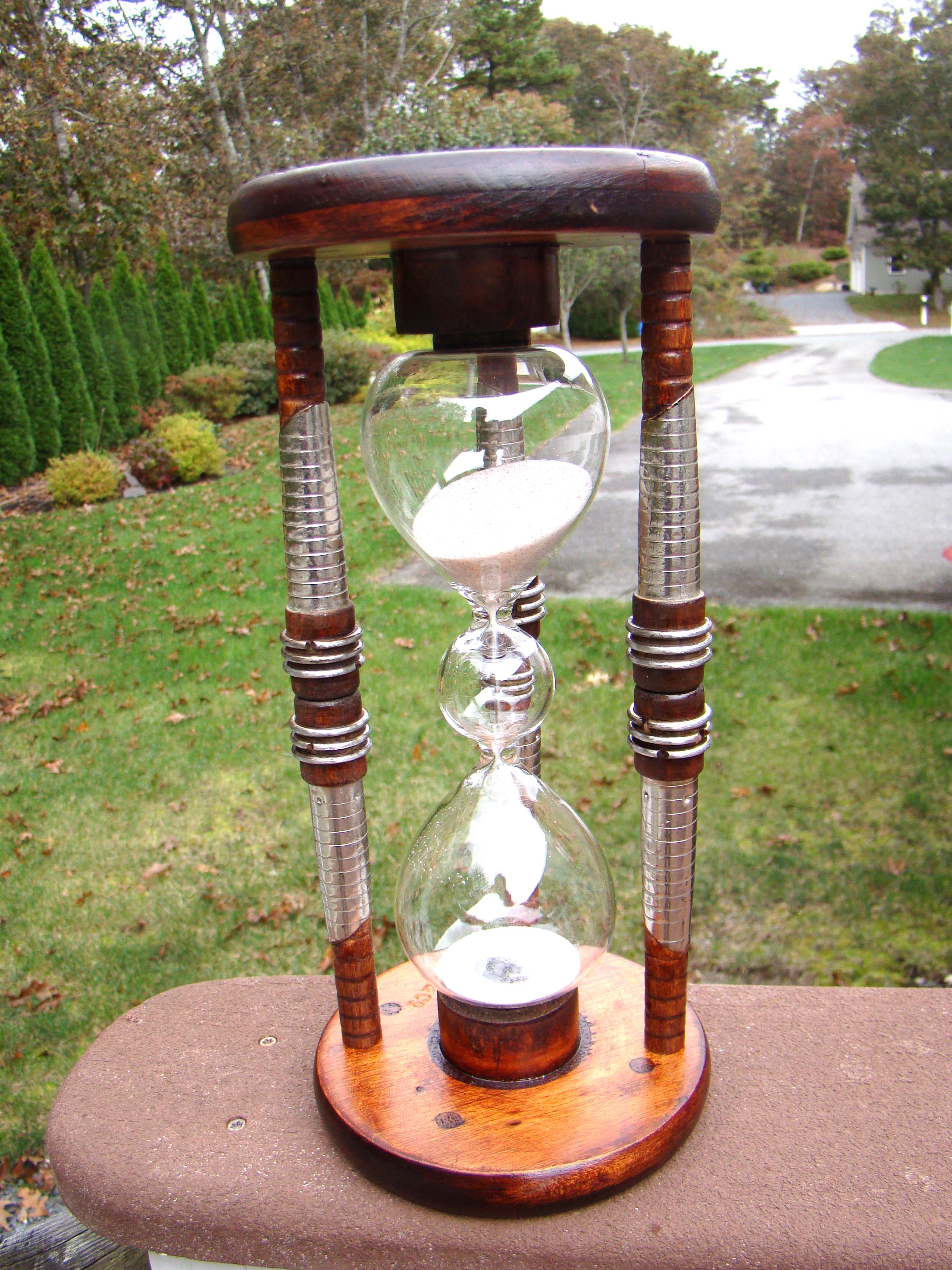 An attractive vintage Hour Glass